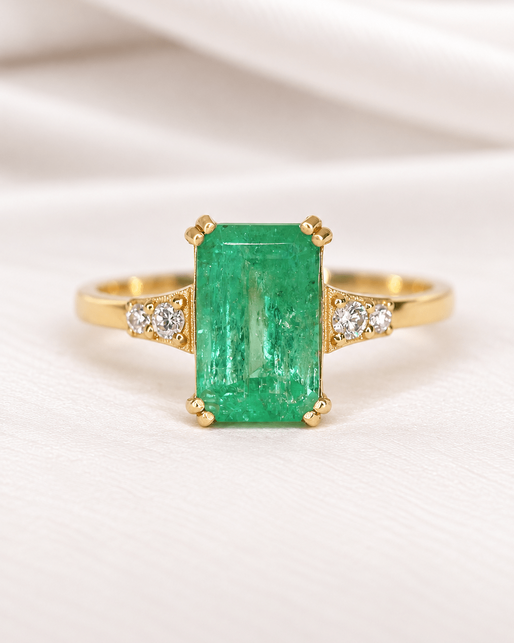 Bague Trilogie Émeraude Colombienne 2.40 carats &amp; Diamants "Alisée" - Elliade Paris