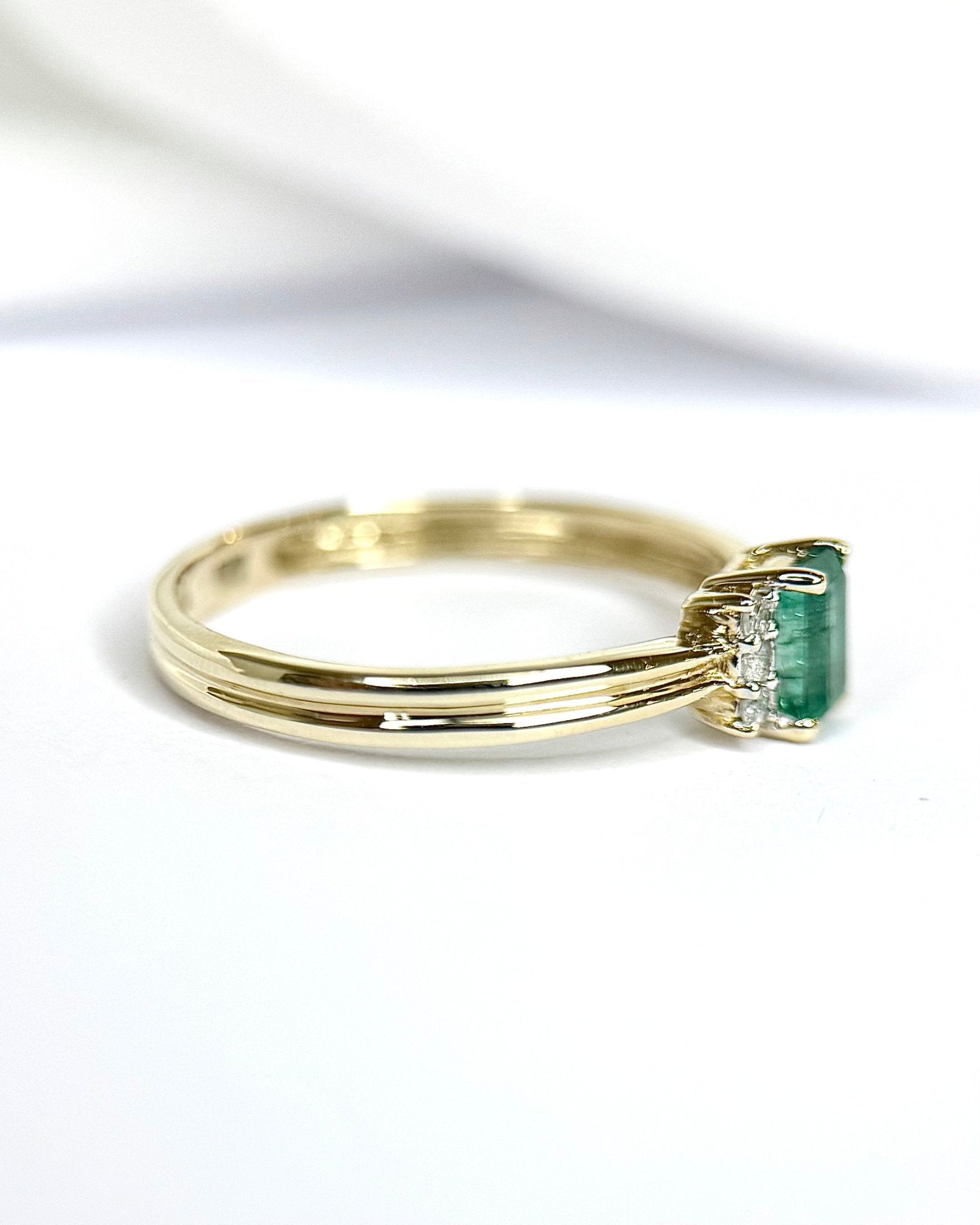 Bague Trilogie Émeraude &amp; Diamants "Chaïma" - Elliade Paris
