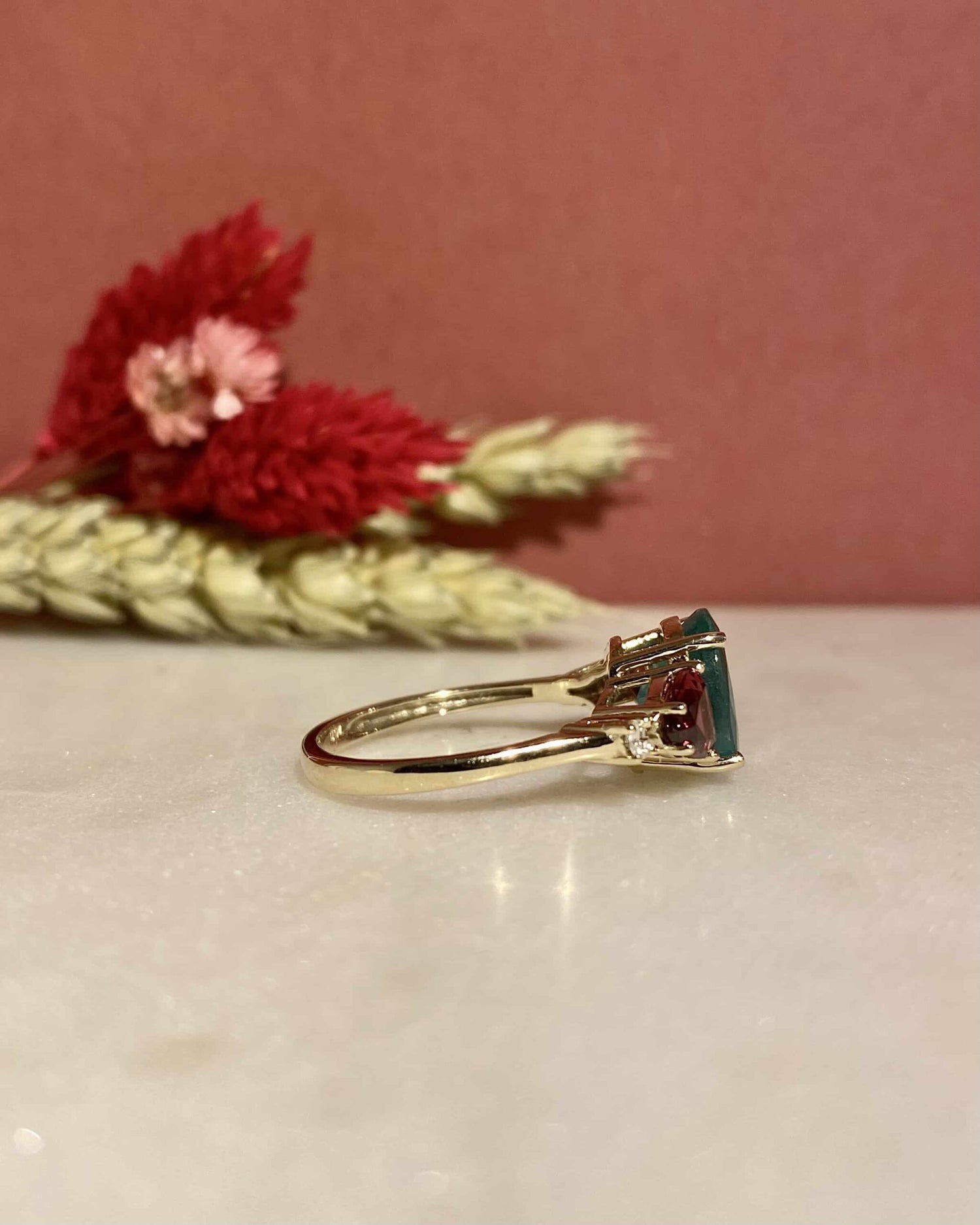 Bague Trilogie Émeraude 1.90 carat, Grenats &amp; Diamants &quot;Gaby&quot;