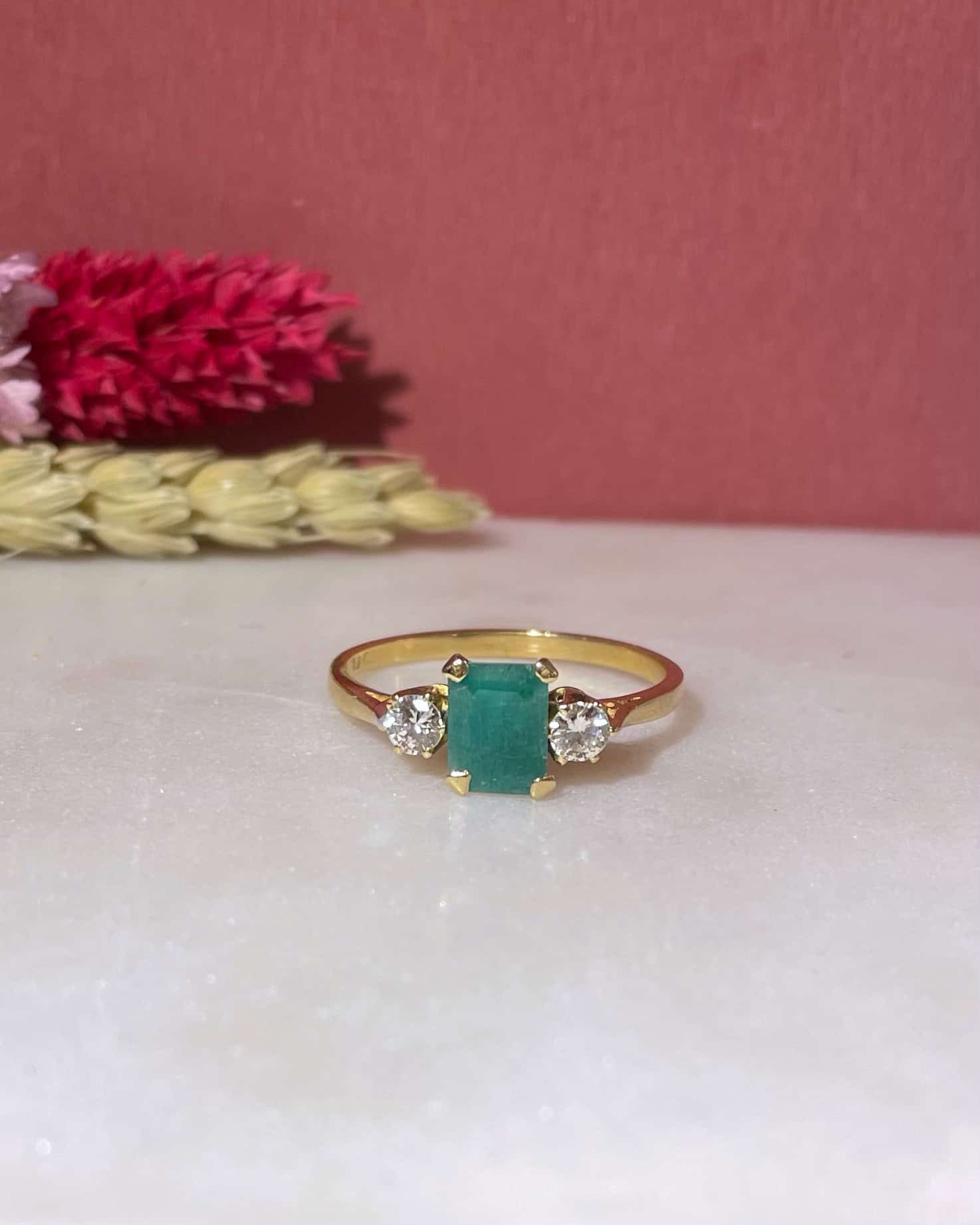 Bague Trilogie Émeraude 0.90 carat &amp; Diamants "Anna"