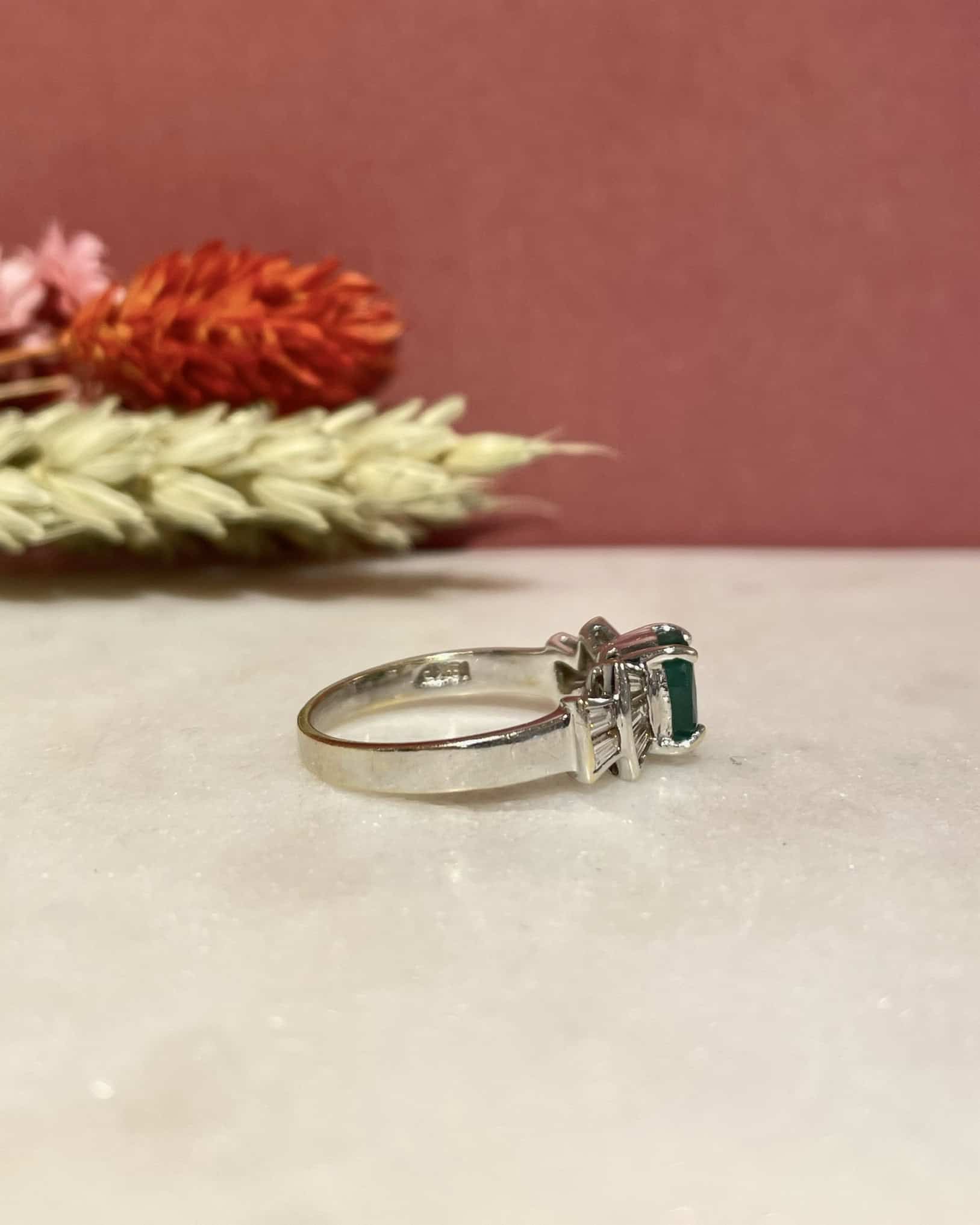 Bague Trilogie Emeraude 0.85 carat &amp; Diamants Baguette "Svetlana" - Elliade Paris