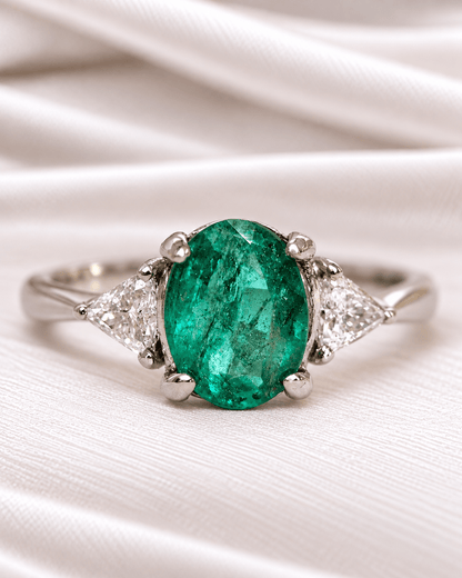 Bague Trilogie Émeraude Zambienne 1.75 carat &amp; Diamants 0.30 carat "Zazie" - Elliade Paris
