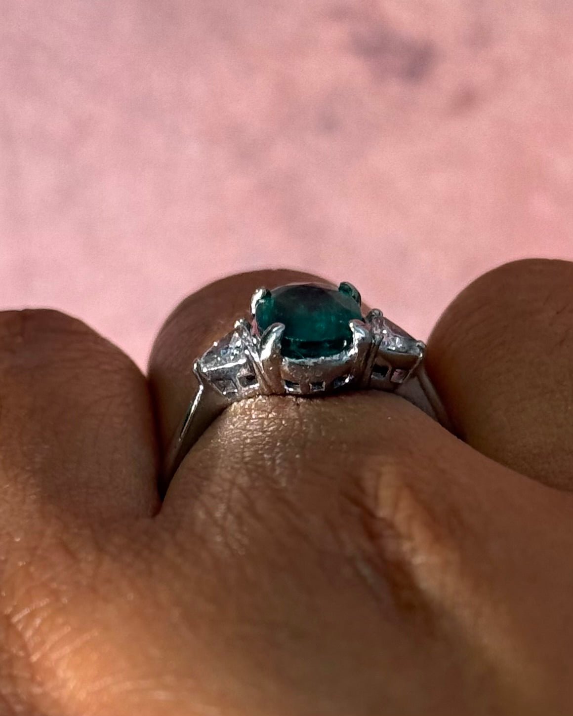 Bague Trilogie Émeraude Zambienne 1.75 carat &amp; Diamants 0.30 carat "Zazie" - Elliade Paris