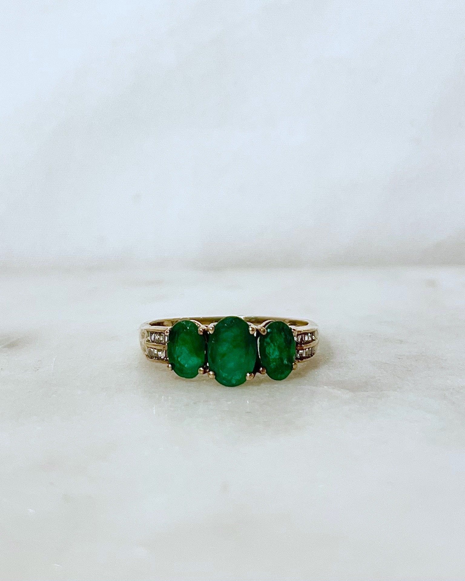 Bague Trilogie Émeraudes 1.65 carat &amp; 20 Diamants "Helena" - Elliade Paris
