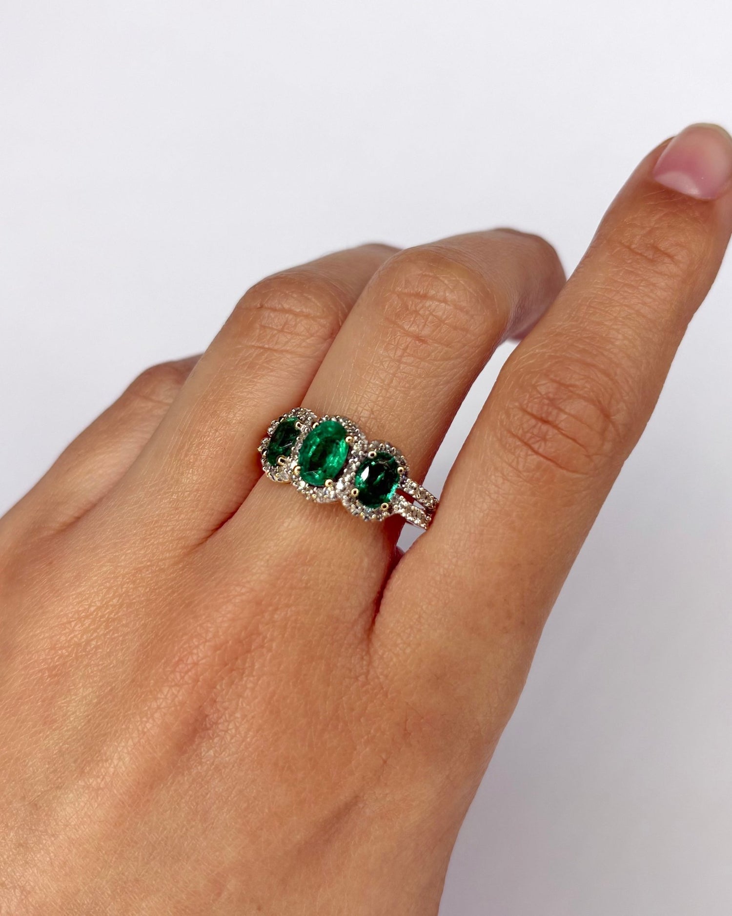 Bague Trilogie Émeraudes 1.80 carat &amp; Diamants 0.52 carat "Annaëlle" - Elliade Paris