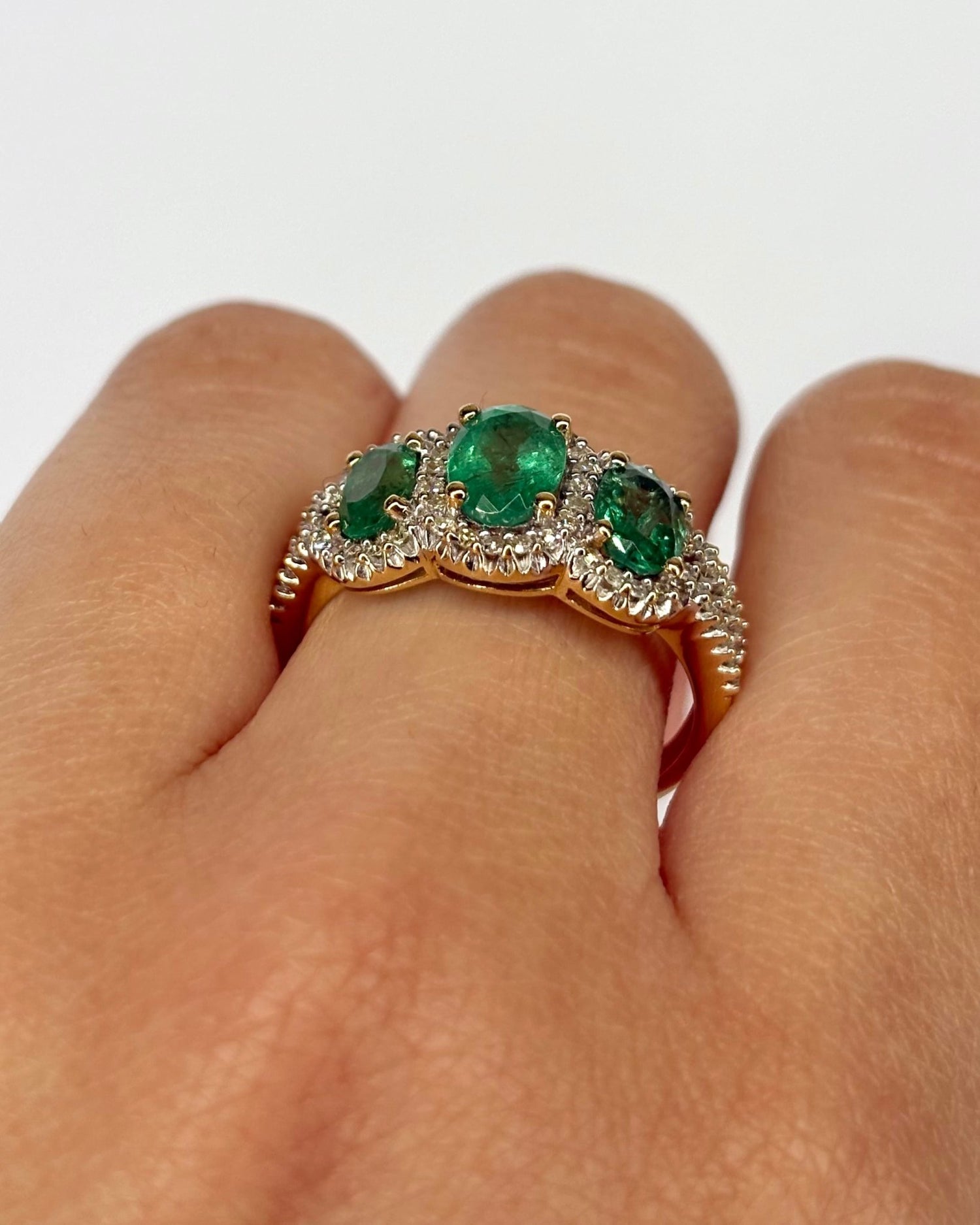 Bague Trilogie Émeraudes 1.80 carat &amp; Diamants 0.52 carat "Annaëlle" - Elliade Paris