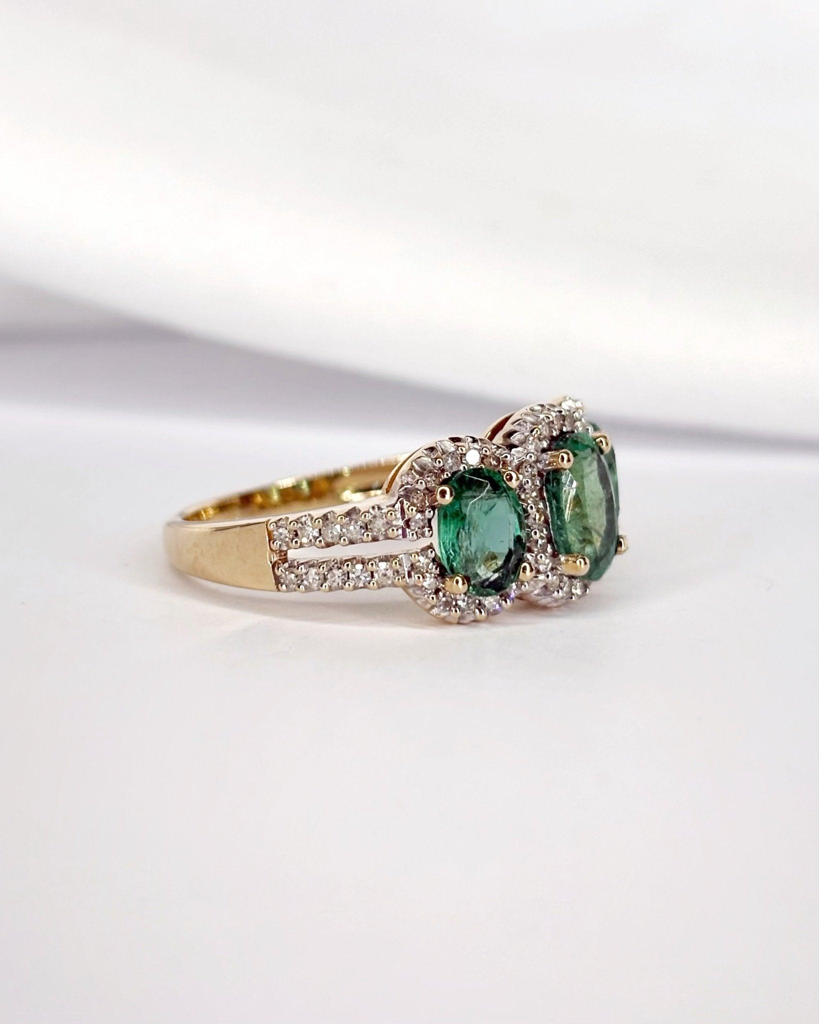 Bague Trilogie Émeraudes 1.80 carat &amp; Diamants 0.52 carat "Annaëlle" - Elliade Paris