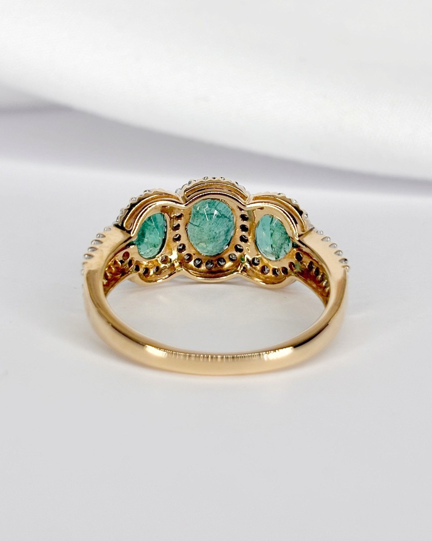 Bague Trilogie Émeraudes 1.80 carat &amp; Diamants 0.52 carat "Annaëlle" - Elliade Paris