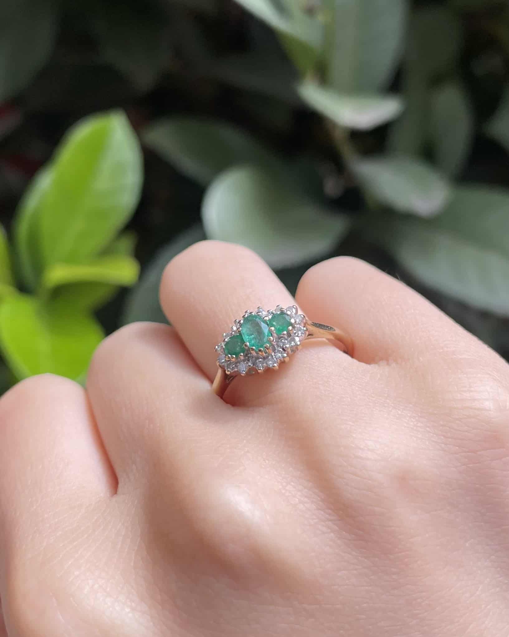 Bague Trilogie Emeraudes &amp; 20 Diamants "Goldie" - Elliade Paris