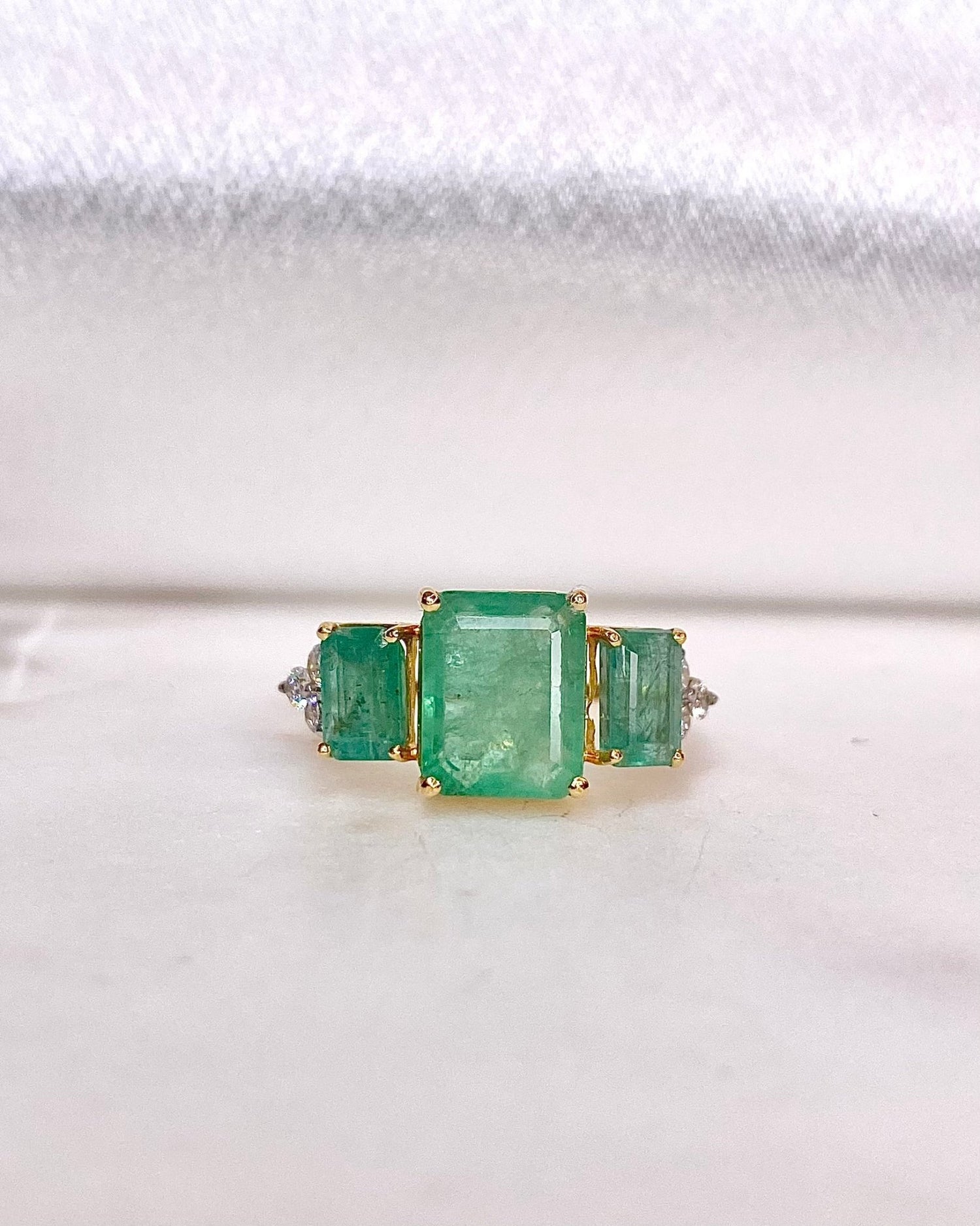 Bague Trilogie Emeraudes 3.10 carats &amp; Diamants &quot;Hortensia&quot; - Elliade Paris