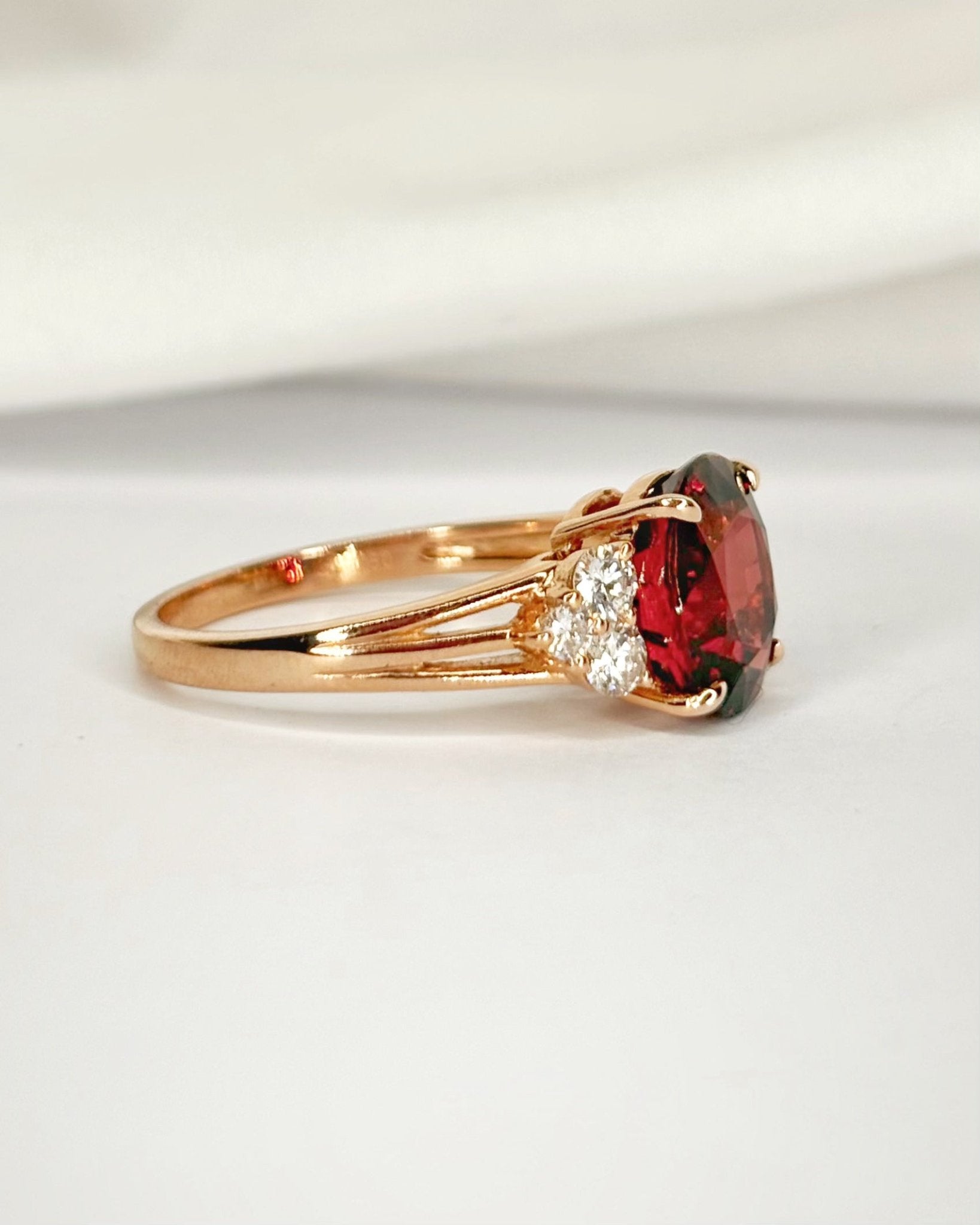 Bague Trilogie Grenat 3.40 carats &amp; Diamants 0.29 carat "Astrid" - Elliade Paris