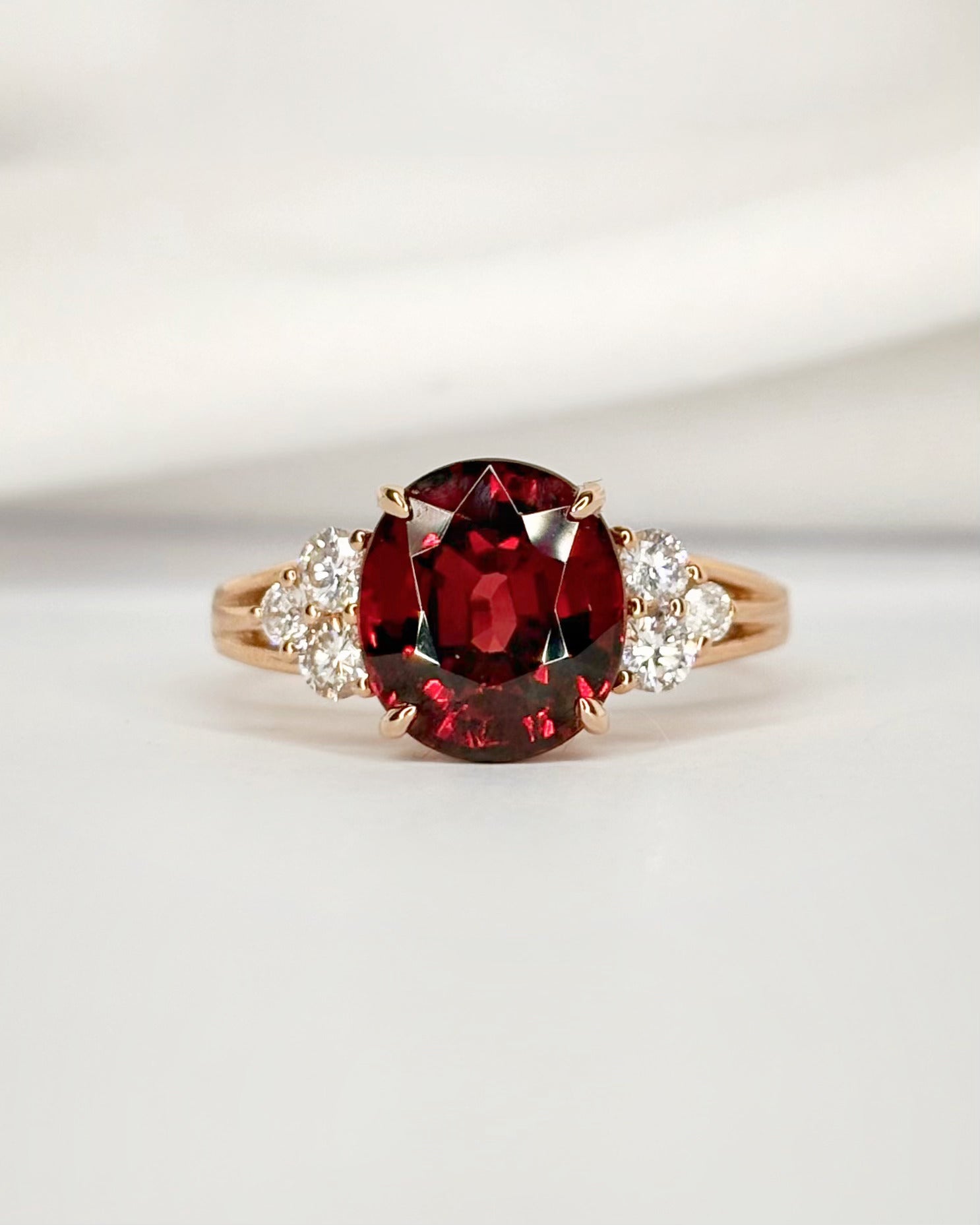Bague Trilogie Grenat 3.40 carats &amp; Diamants 0.29 carat "Astrid" - Elliade Paris