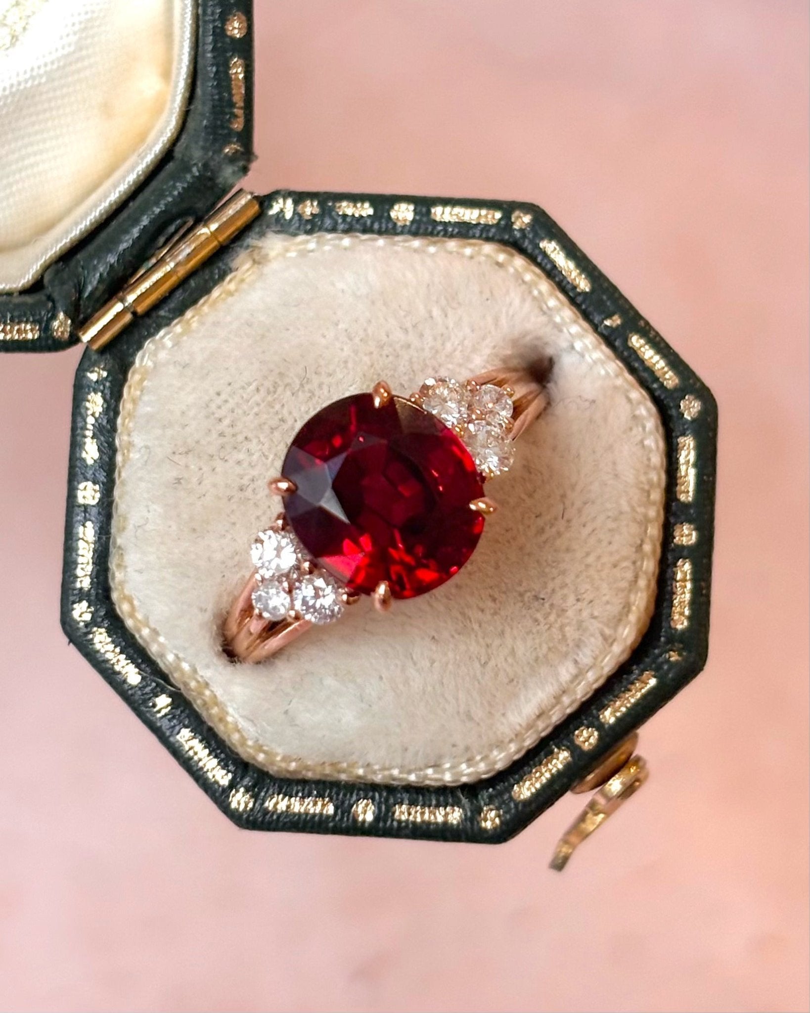Bague Trilogie Grenat 3.40 carats &amp; Diamants 0.29 carat "Astrid" - Elliade Paris