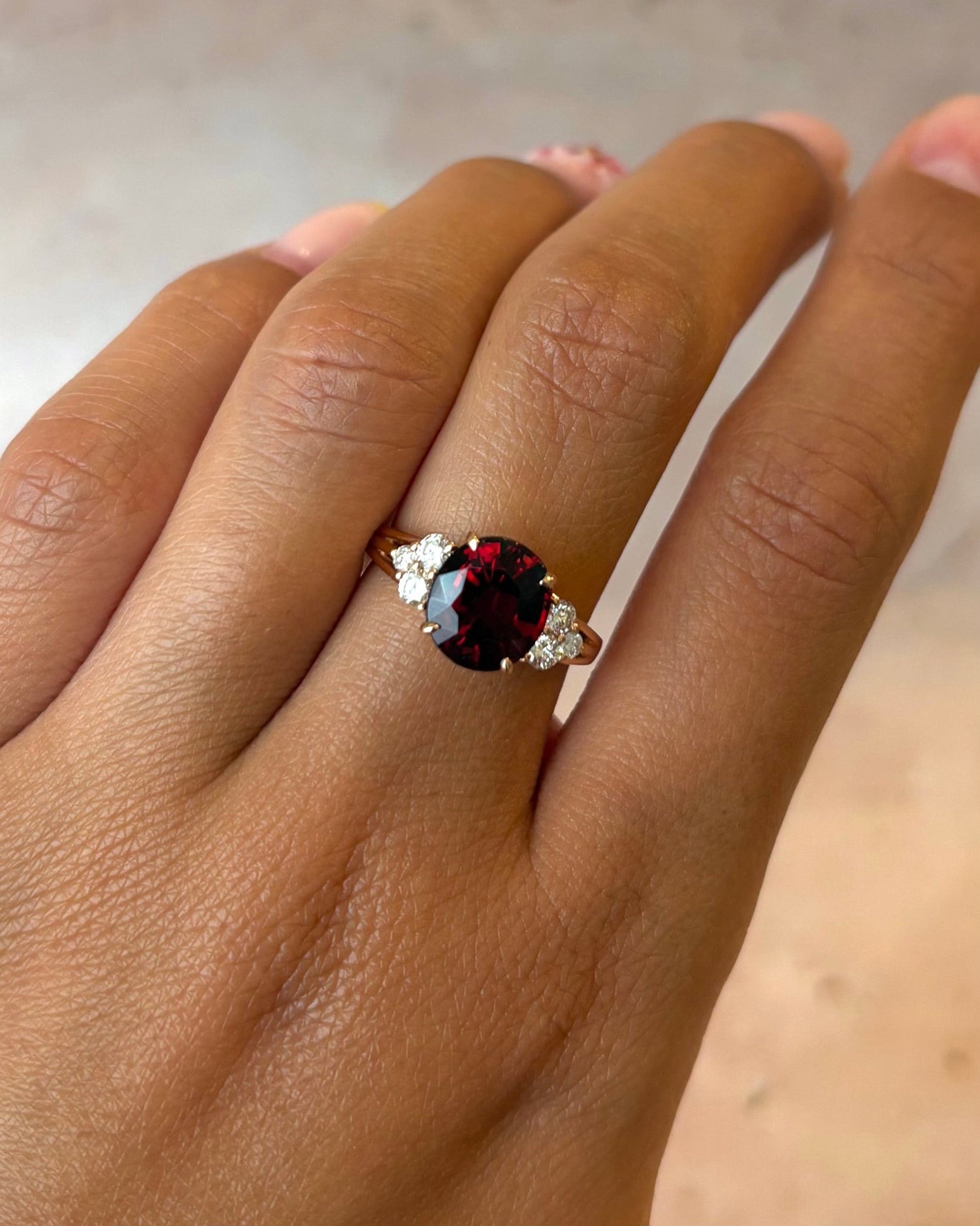 Bague Trilogie Grenat 3.40 carats &amp; Diamants 0.29 carat "Astrid" - Elliade Paris