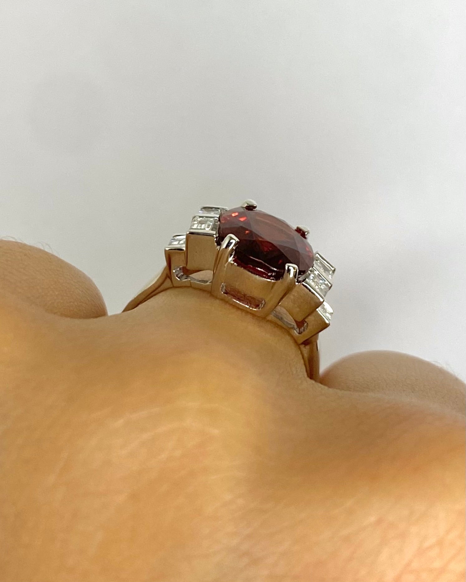 Bague Trilogie Grenat 3.43 carats &amp; Diamants 0.31 carat "Mélusine" - Elliade Paris