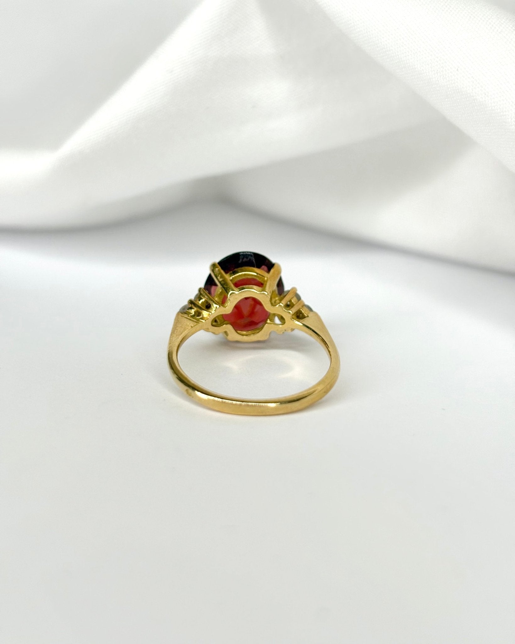 Bague Trilogie Grenat 5.17 carats &amp; 6 Diamants "Irina" - Elliade Paris