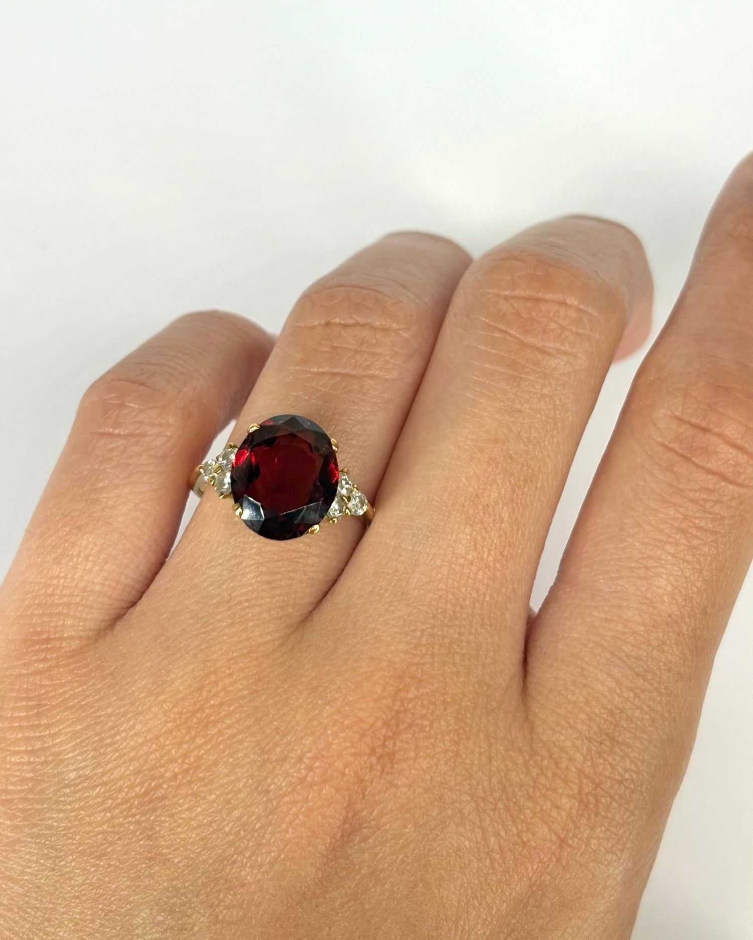 Bague Trilogie Grenat 5.17 carats &amp; 6 Diamants "Irina" - Elliade Paris