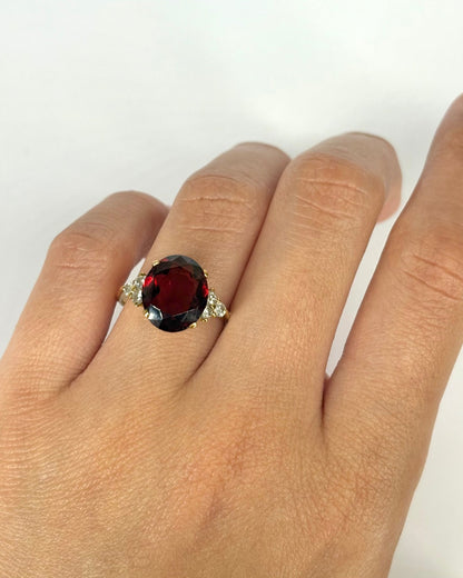 Bague Trilogie Grenat 5.17 carats &amp; 6 Diamants "Irina" - Elliade Paris