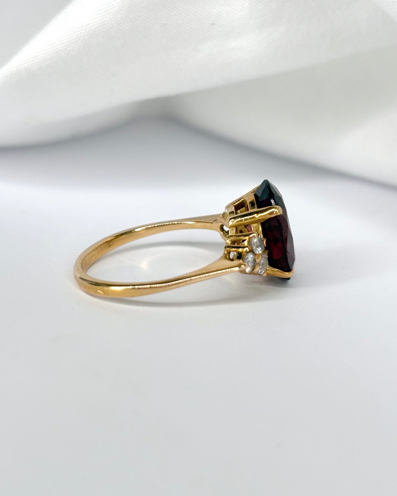 Bague Trilogie Grenat 5.17 carats &amp; 6 Diamants "Irina" - Elliade Paris