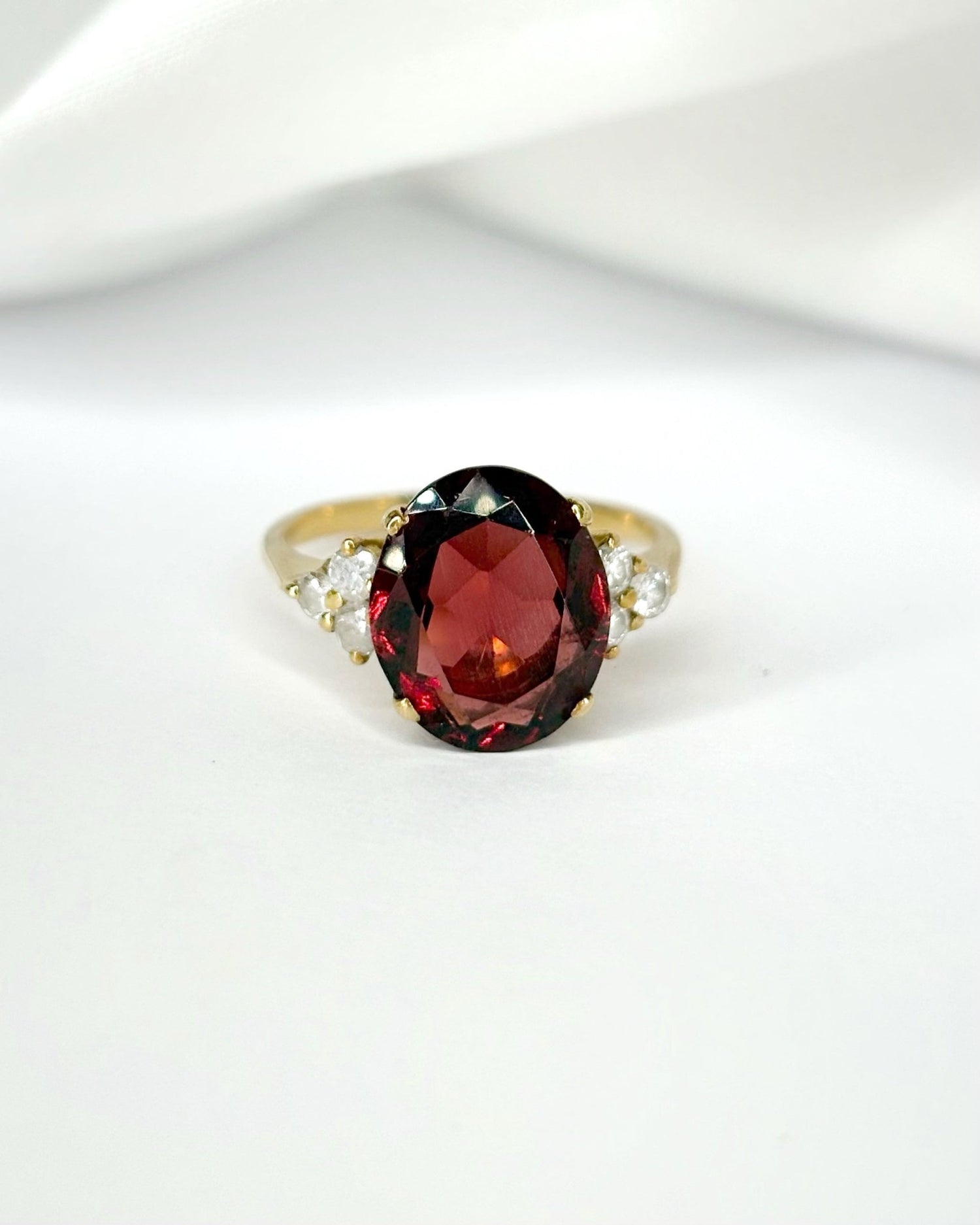 Bague Trilogie Grenat 5.17 carats &amp; 6 Diamants "Irina" - Elliade Paris