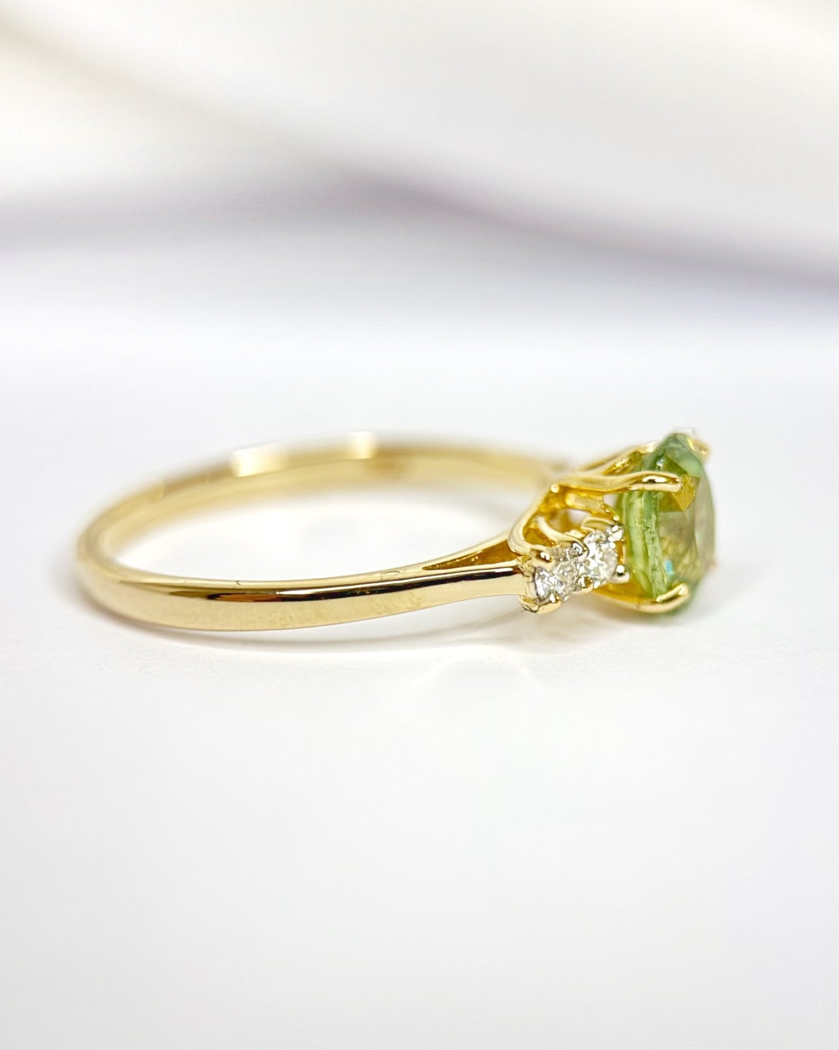 Bague Trilogie Grenat Vert Lime 1.17 carat &amp; Diamants "Nava" - Elliade Paris