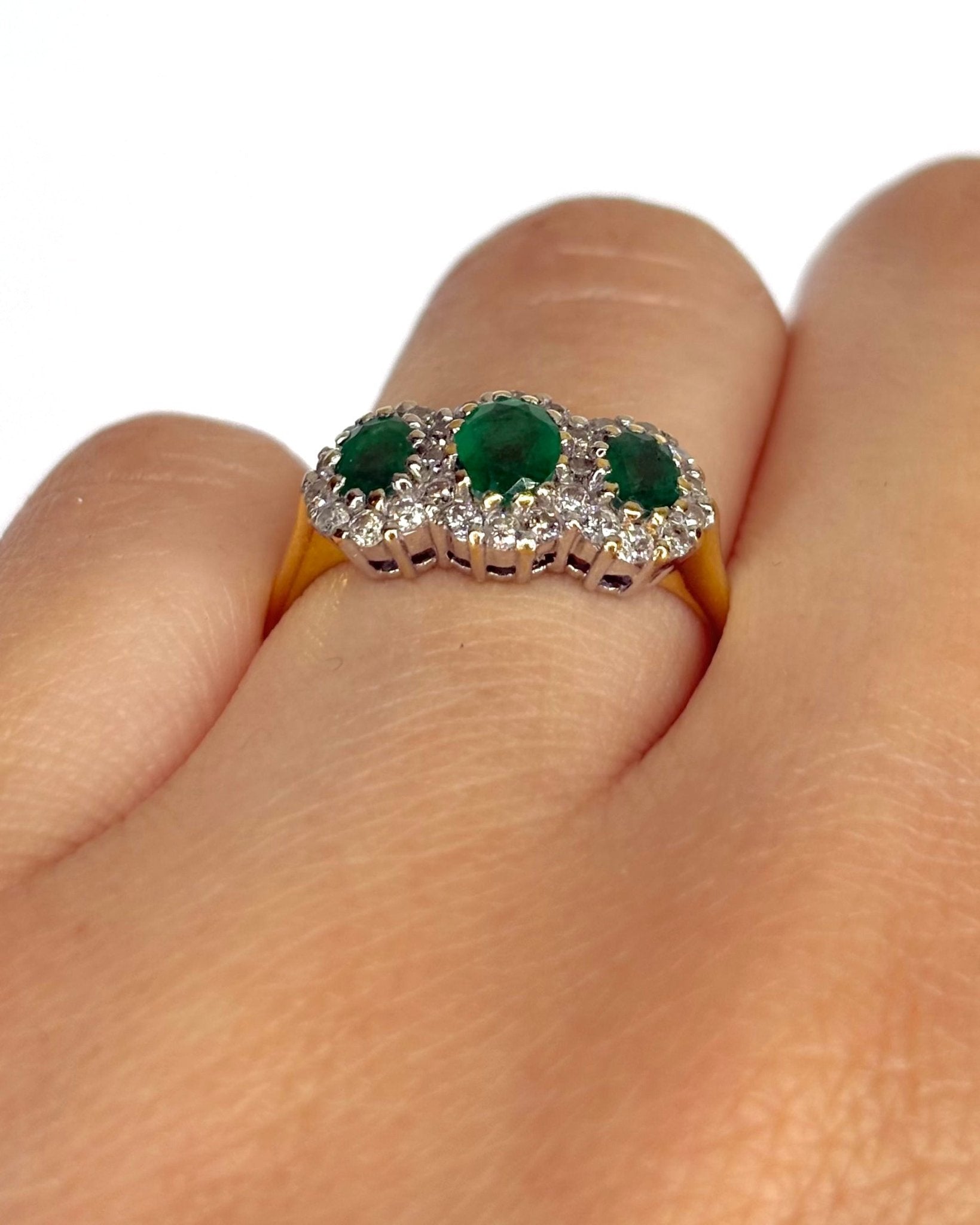 Bague Trilogie Marguerite Émeraudes &amp; 28 Diamants "Julianne" - Elliade Paris
