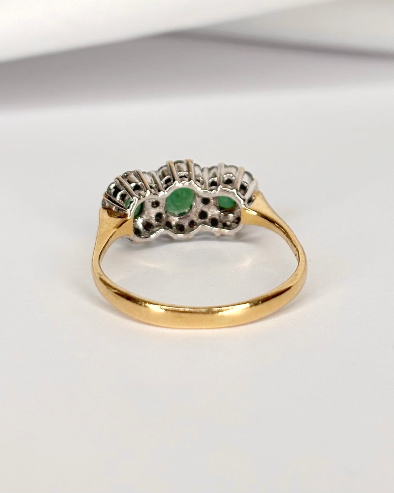 Bague Trilogie Marguerite Émeraudes &amp; 28 Diamants "Julianne" - Elliade Paris