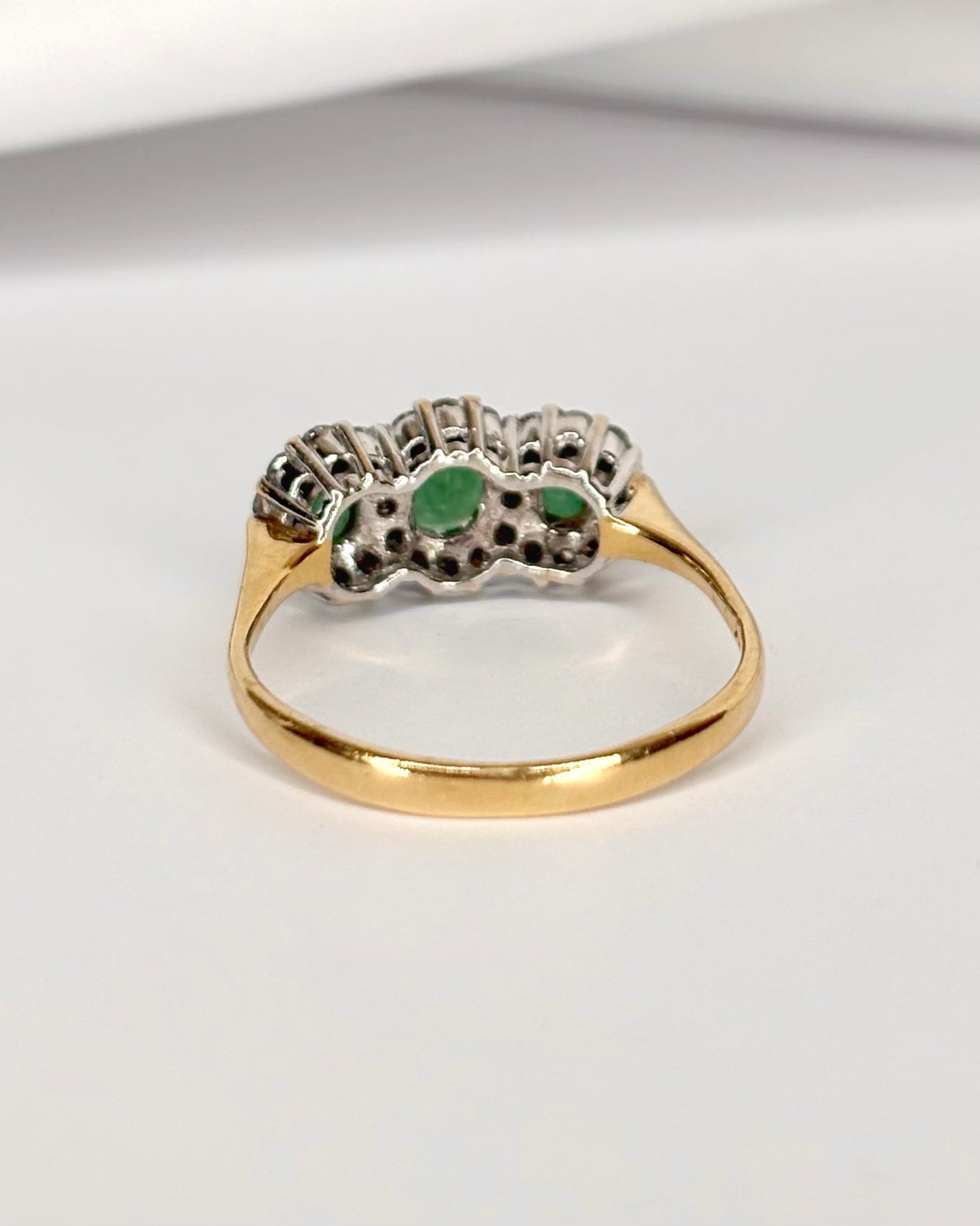 Bague Trilogie Marguerite Émeraudes &amp; 28 Diamants "Julianne" - Elliade Paris