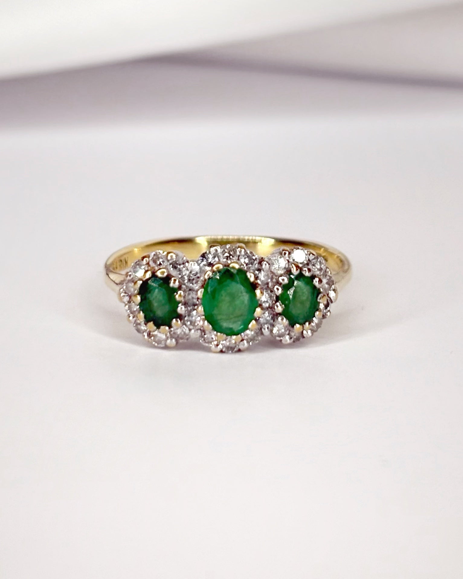 Bague Trilogie Marguerite Émeraudes &amp; 28 Diamants "Julianne" - Elliade Paris
