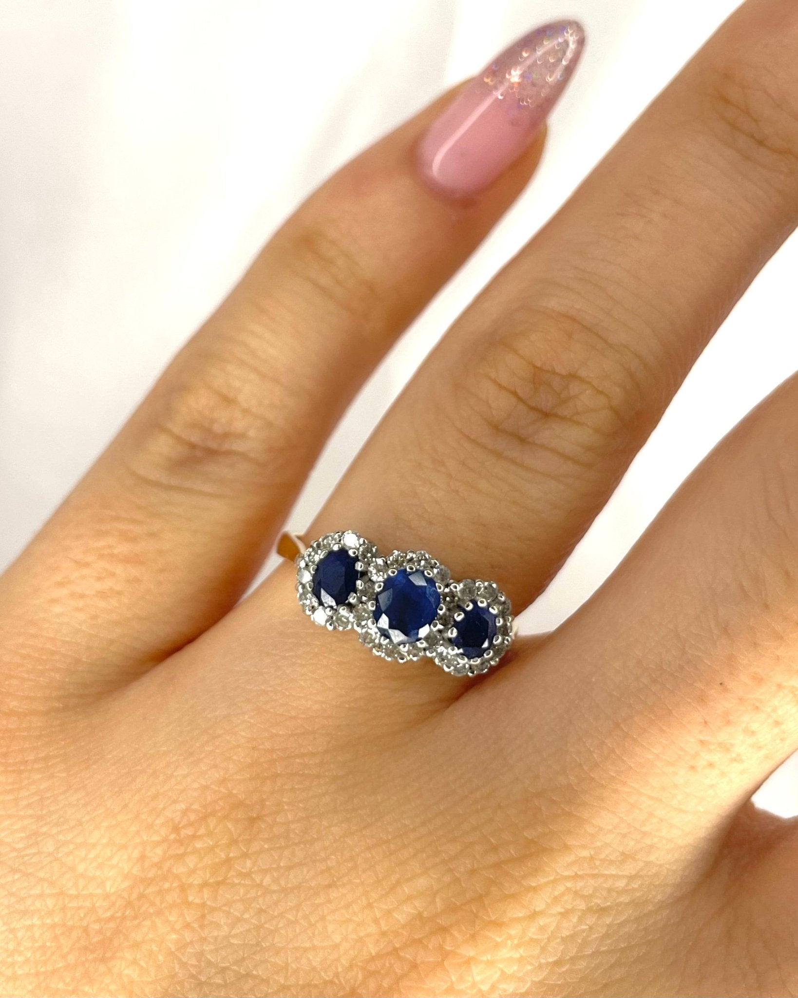 Bague Trilogie Marguerite Saphirs 1.15 carat &amp; Diamants "Dorine" - Elliade Paris