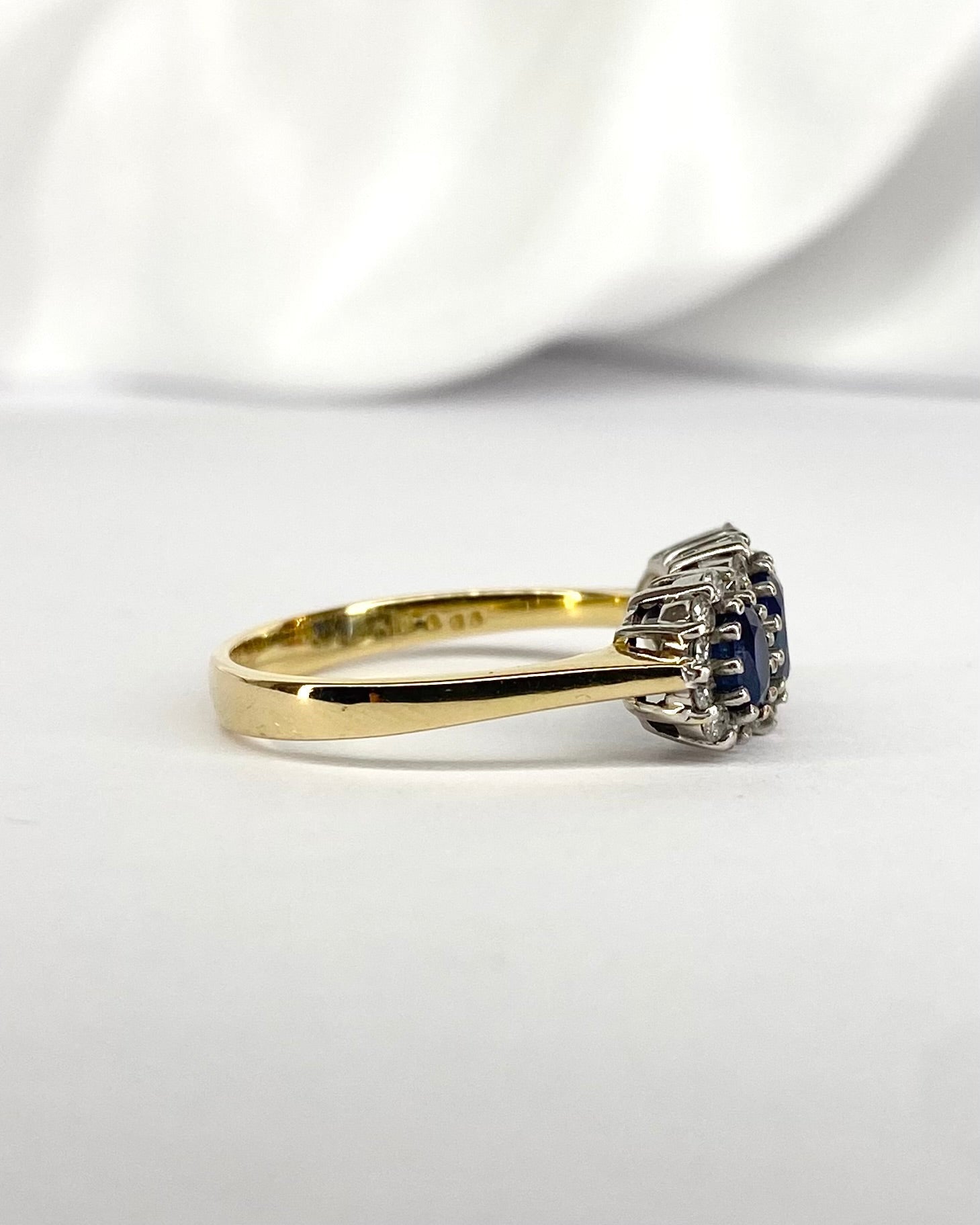 Bague Trilogie Marguerite Saphirs 1.15 carat &amp; Diamants "Dorine" - Elliade Paris