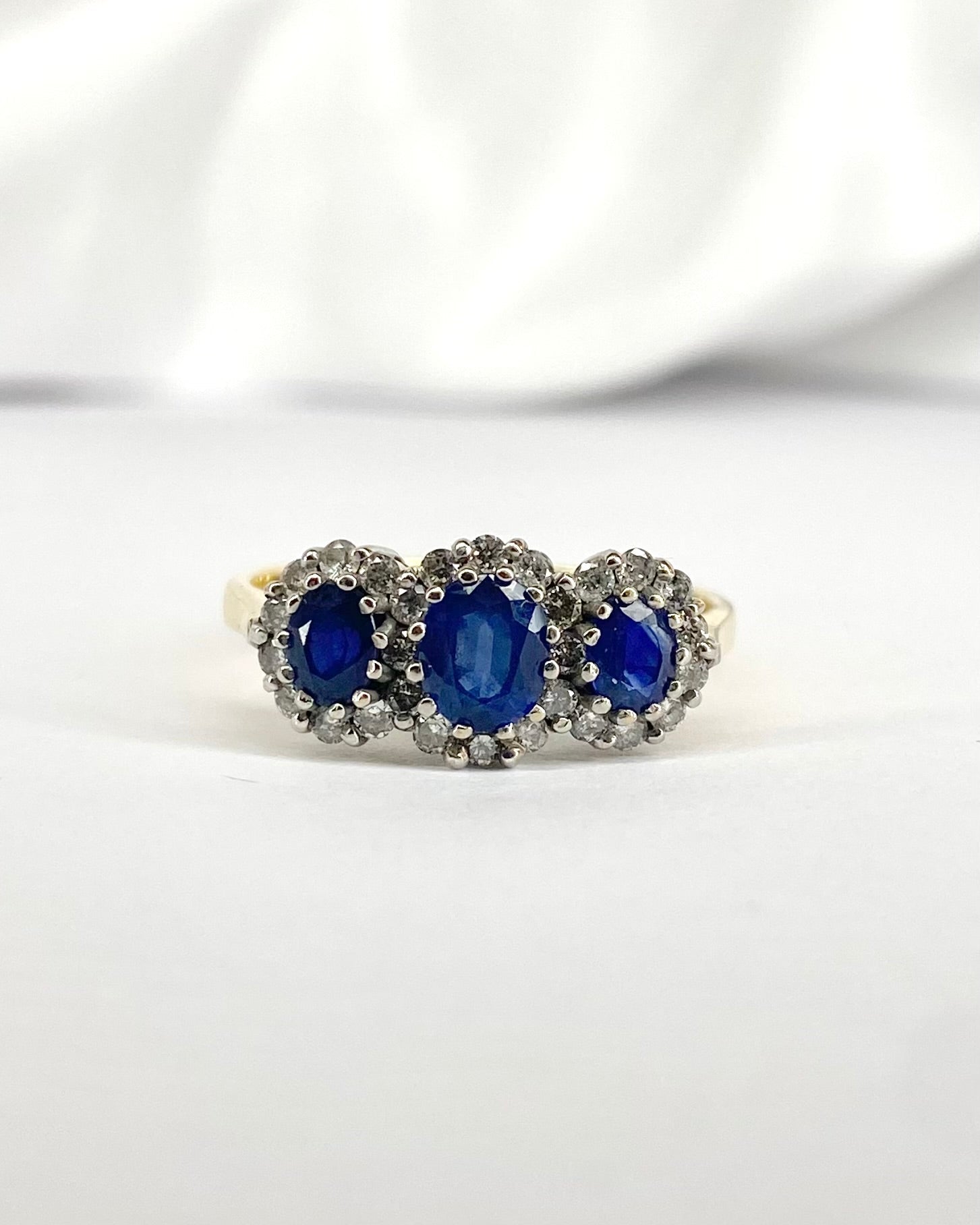 Bague Trilogie Marguerite Saphirs 1.15 carat &amp; Diamants "Dorine" - Elliade Paris