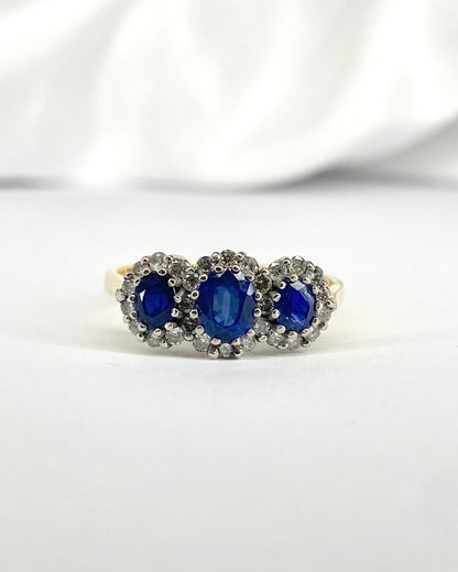 Bague Trilogie Marguerite Saphirs 1.15 carat &amp; Diamants "Dorine" - Elliade Paris