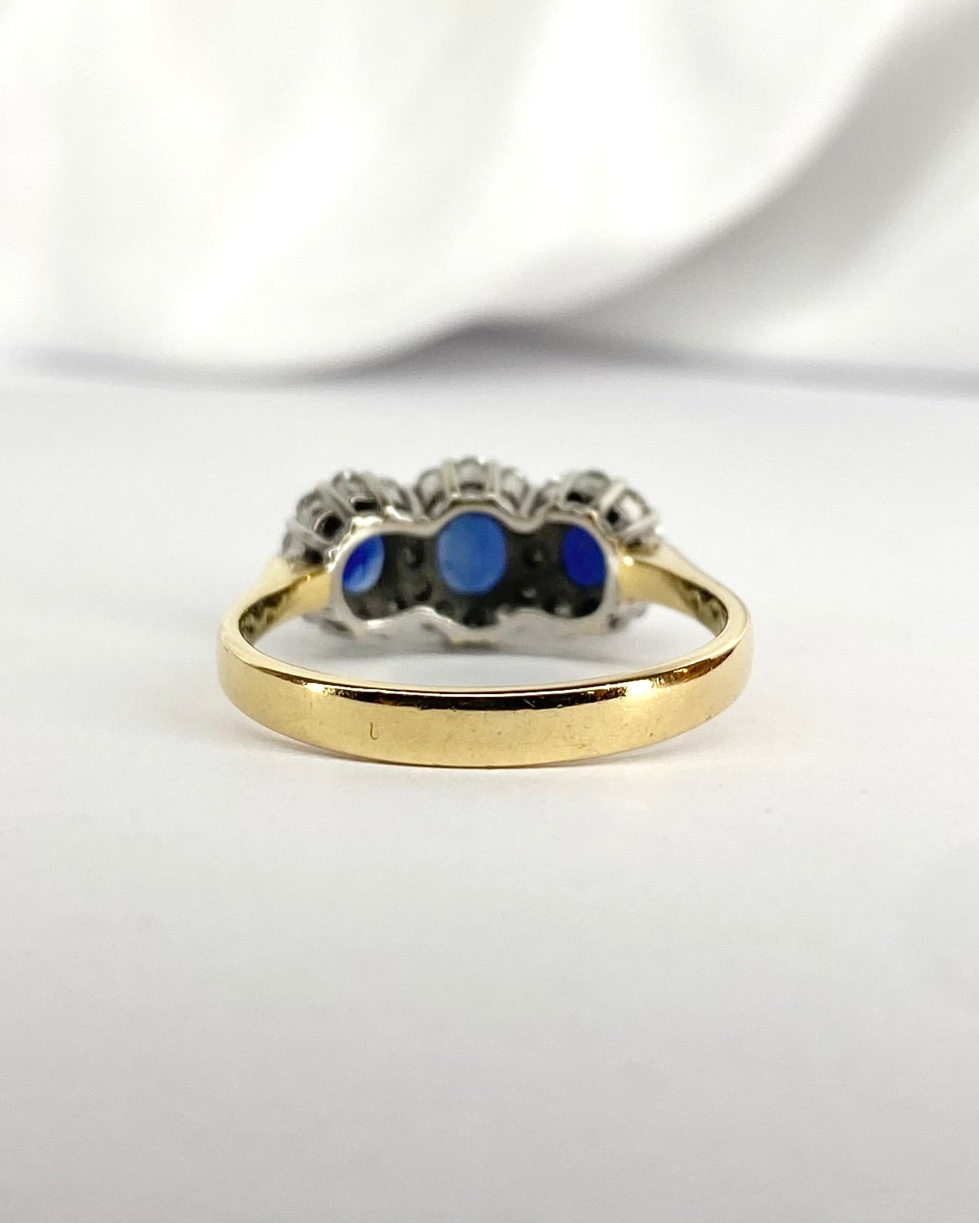 Bague Trilogie Marguerite Saphirs 1.15 carat &amp; Diamants "Dorine" - Elliade Paris