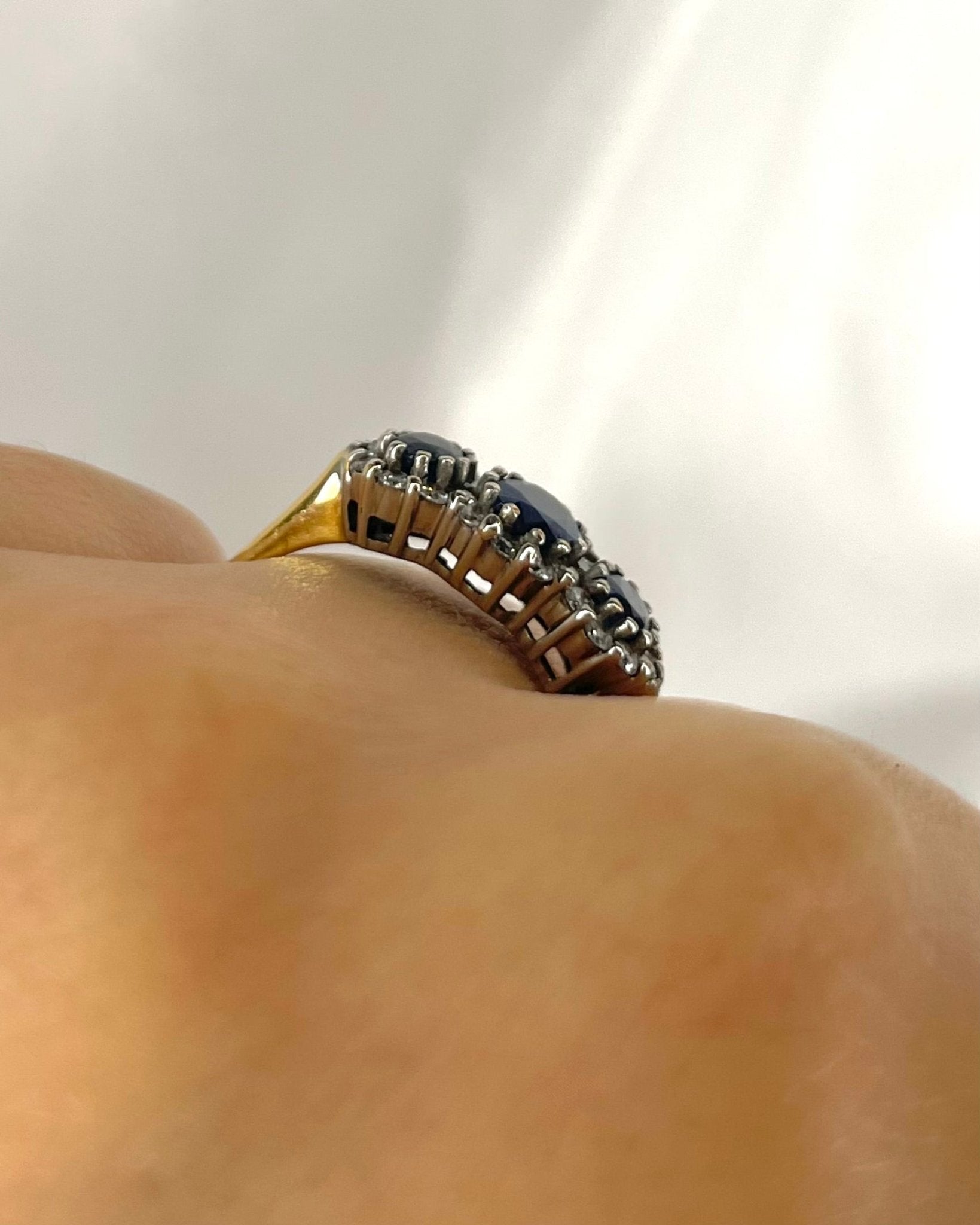 Bague Trilogie Marguerite Saphirs 1.15 carat &amp; Diamants "Dorine" - Elliade Paris