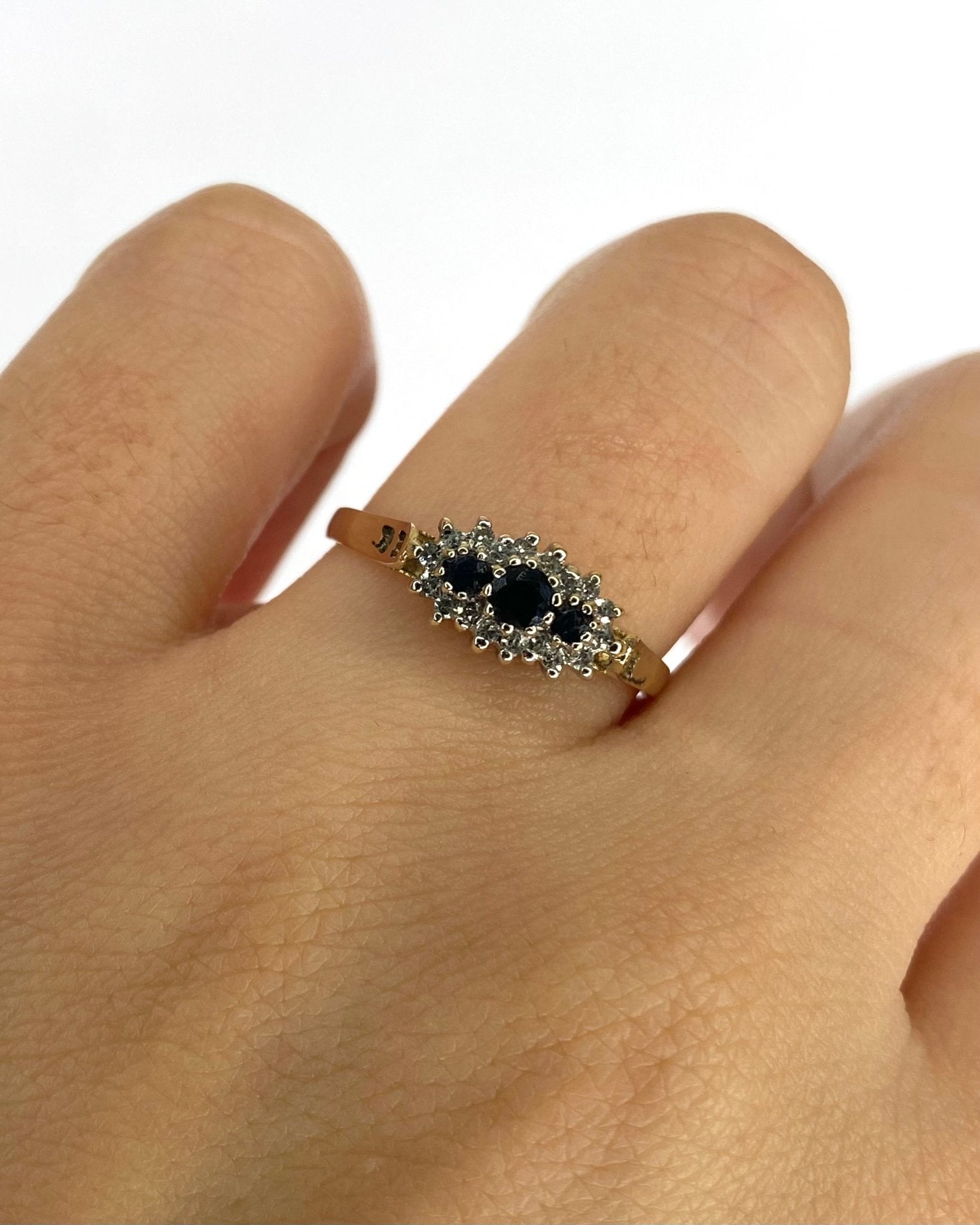 Bague Trilogie Marguerite Saphirs &amp; Diamants "Anaïs" - Elliade Paris