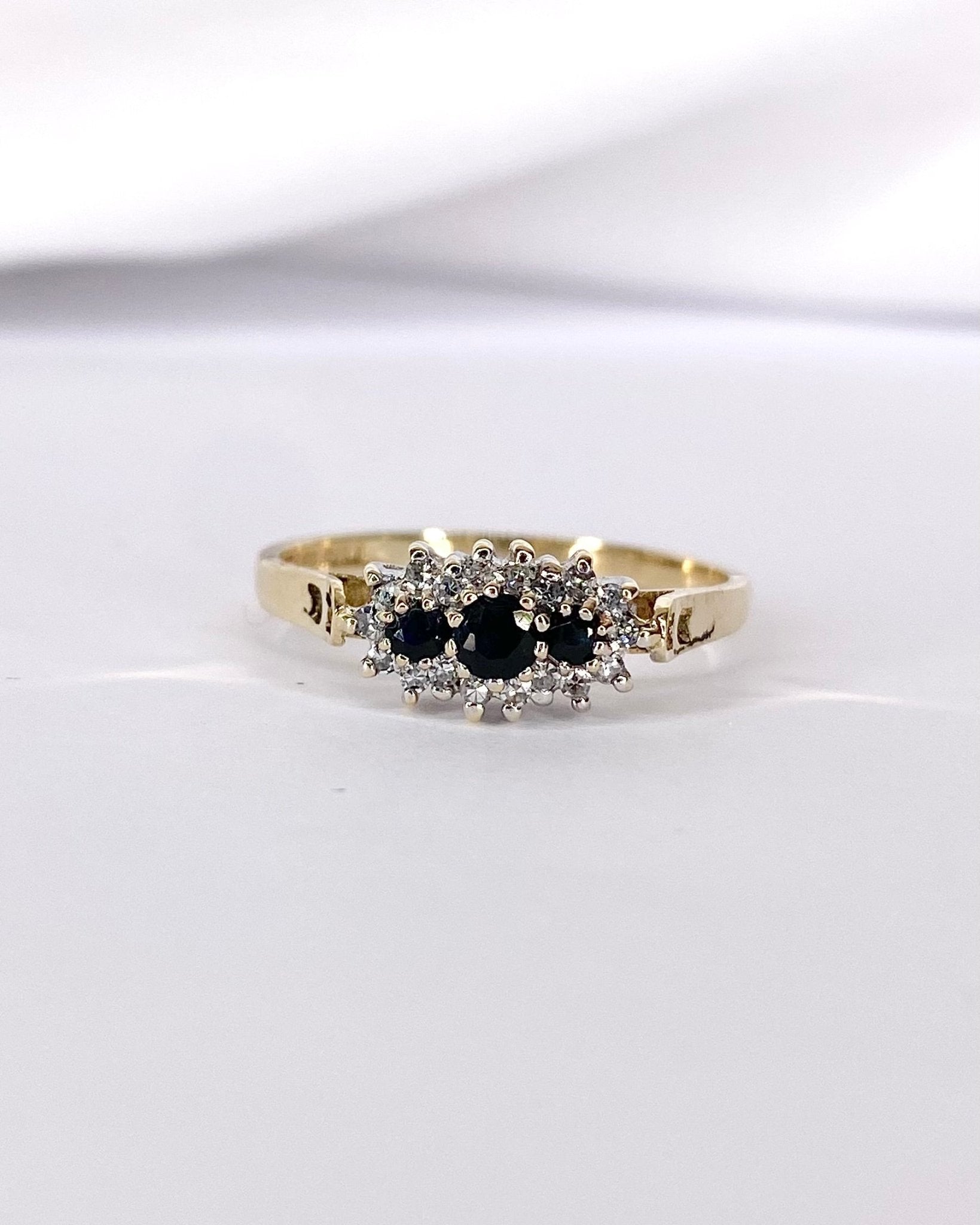 Bague Trilogie Marguerite Saphirs &amp; Diamants "Anaïs" - Elliade Paris
