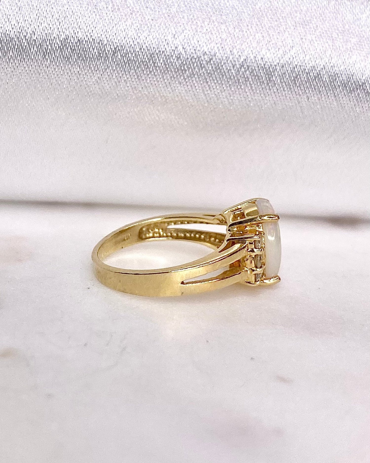 Bague Trilogie Opale 2 carats &amp; Diamants &quot;Channel&quot; - Elliade Paris