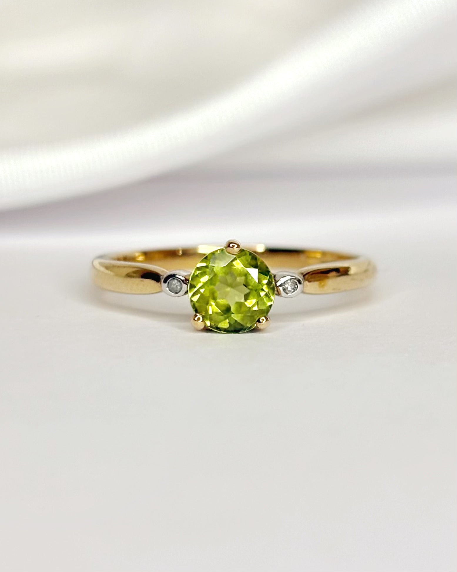 Bague Trilogie Péridot 0.80 carat &amp; Diamants "Romane" - Elliade Paris