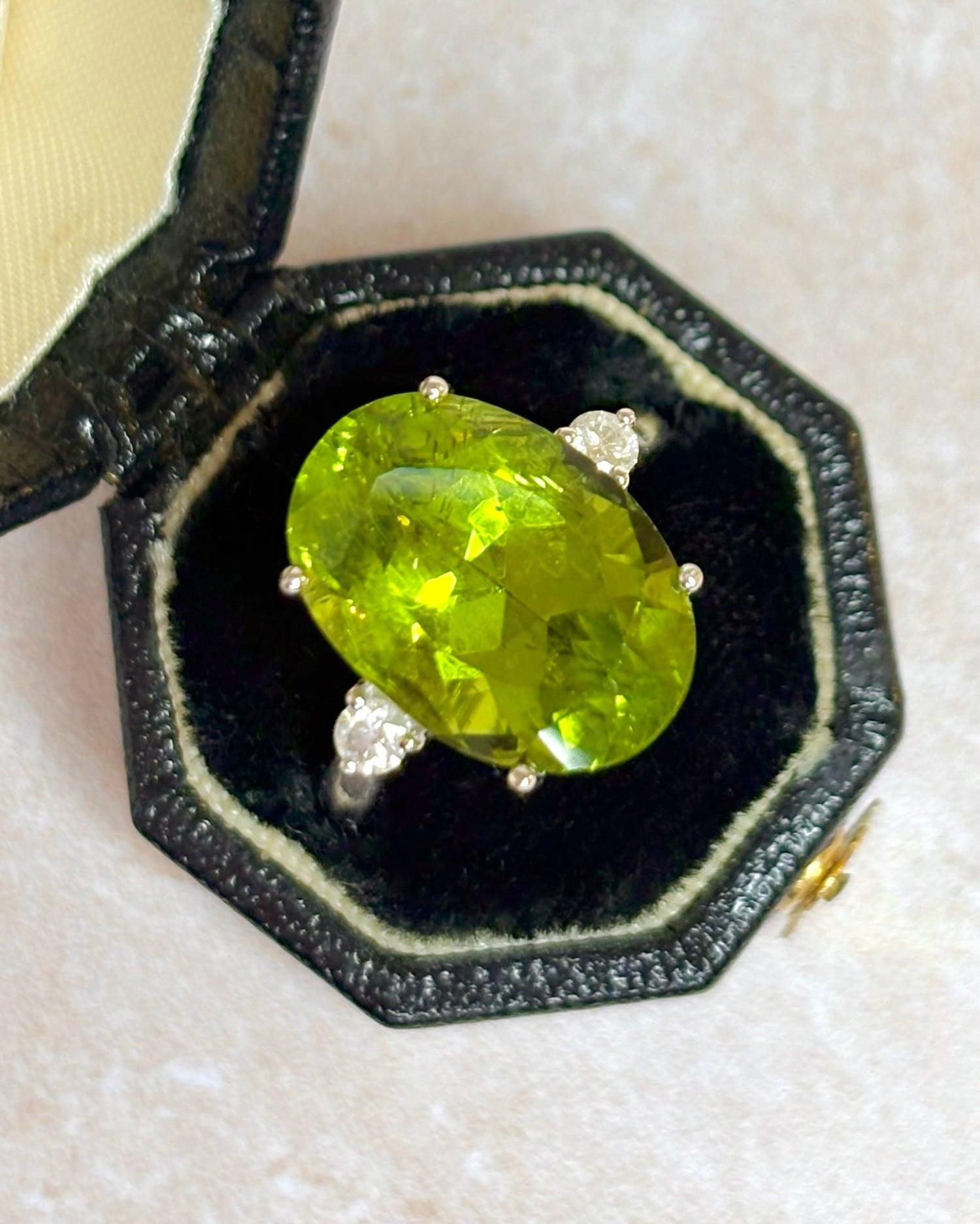 Bague Trilogie Péridot 10.85 carats &amp; Diamants "Agnes" - Elliade Paris