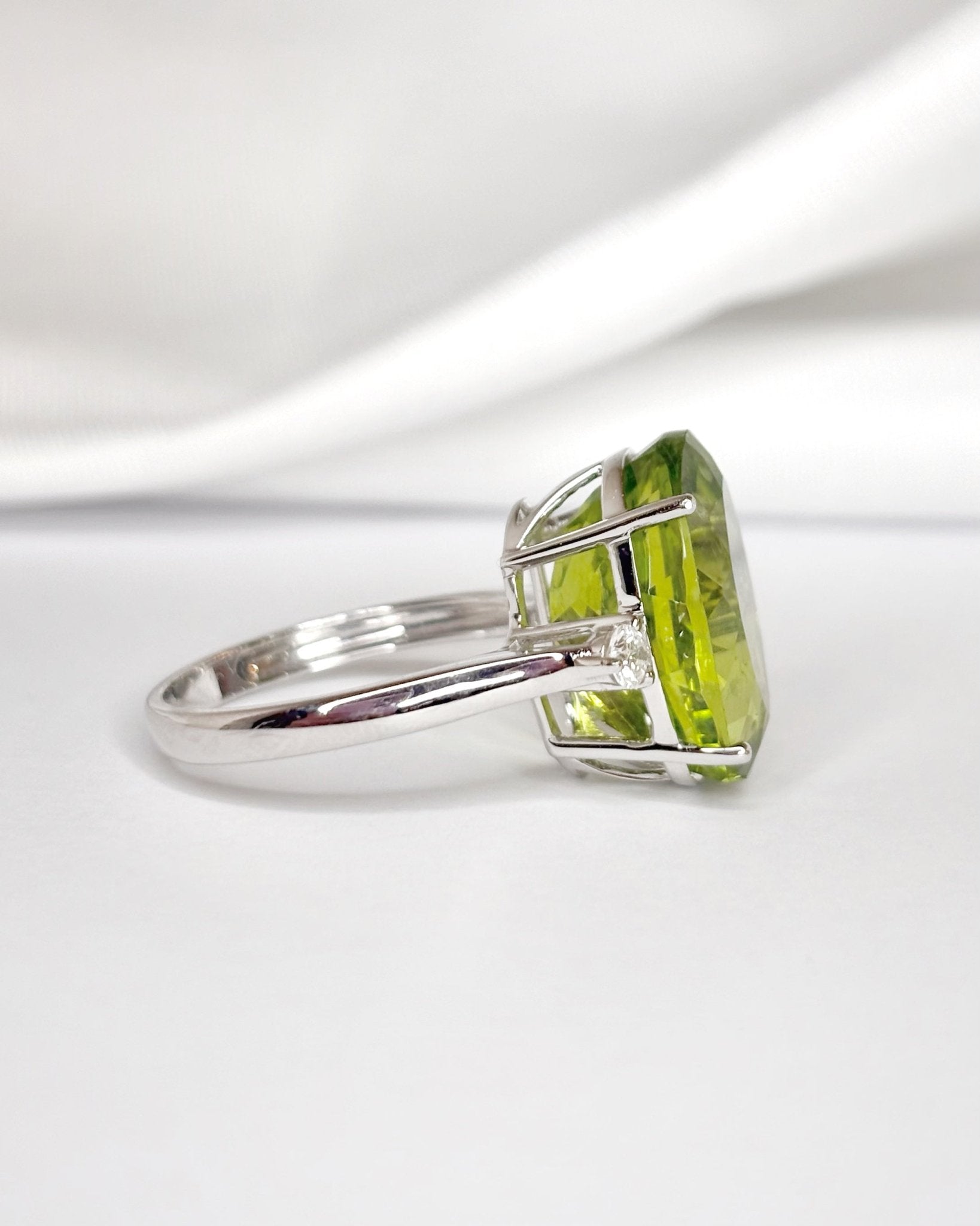 Bague Trilogie Péridot 10.85 carats &amp; Diamants "Agnes" - Elliade Paris