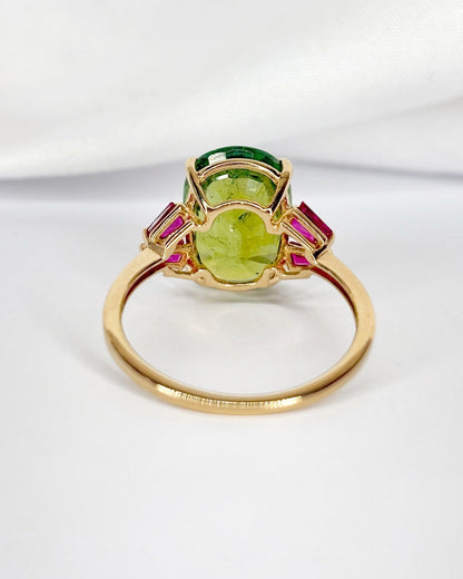 Bague Trilogie Péridot 5.02 carats &amp; Rubis Trapèzes 0.54 carat "Jihen" - Elliade Paris