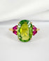 Bague Trilogie Péridot 5.02 carats & Rubis Trapèzes 0.54 carat "Jihen" - Elliade Paris