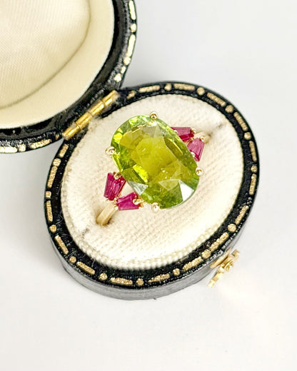 Bague Trilogie Péridot 5.02 carats &amp; Rubis Trapèzes 0.54 carat "Jihen" - Elliade Paris