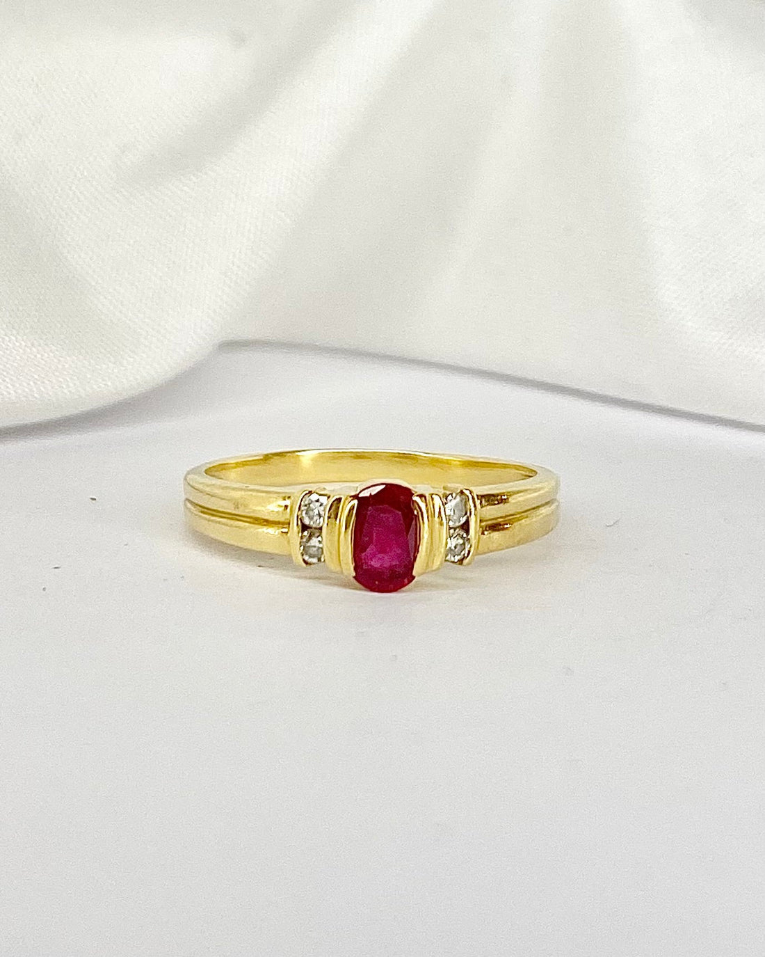 Bague Trilogie Rubis 0.30 carat &amp; 4 Diamants &quot;Chiara&quot; - Elliade Paris