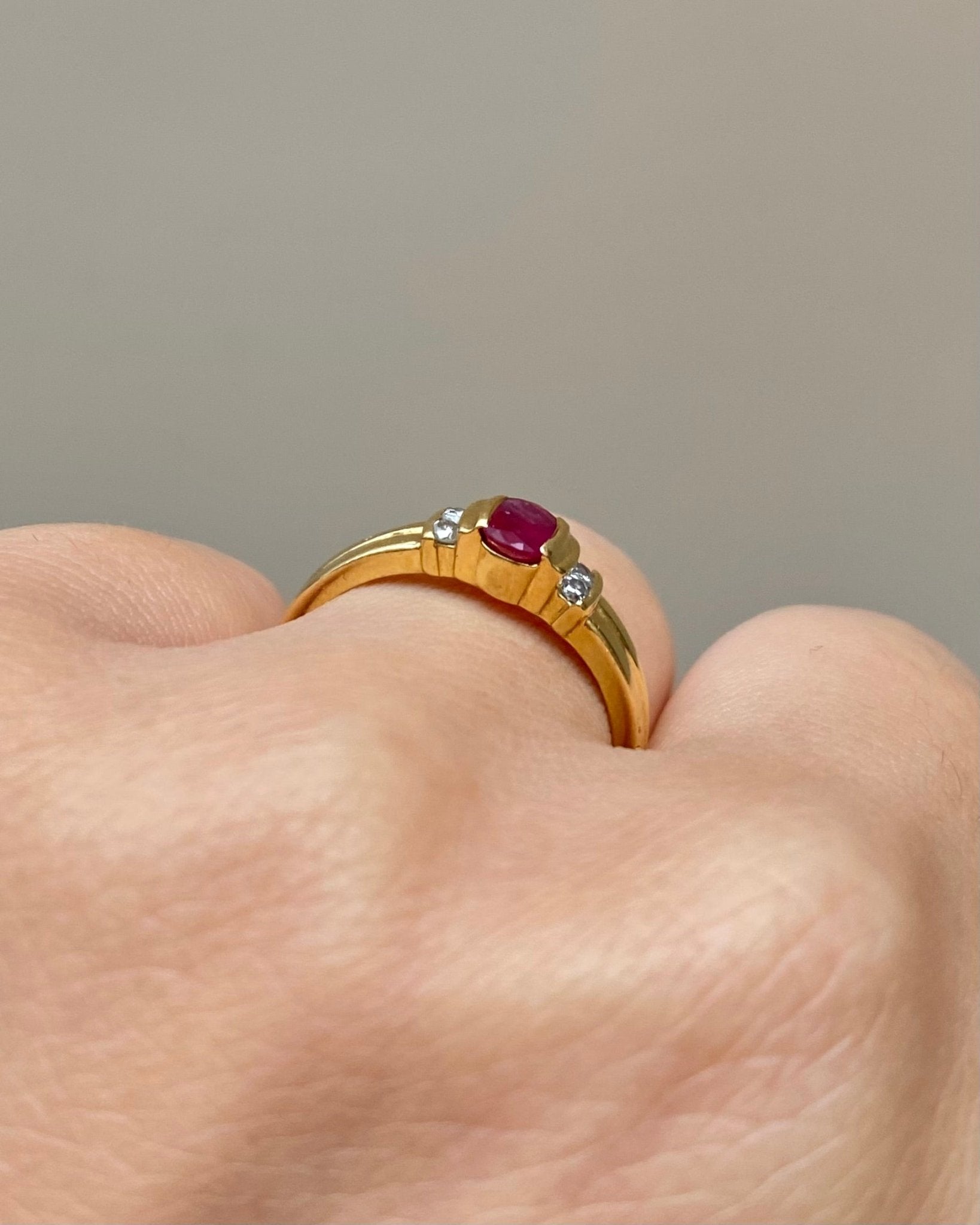 Bague Trilogie Rubis 0.30 carat &amp; 4 Diamants "Chiara" - Elliade Paris