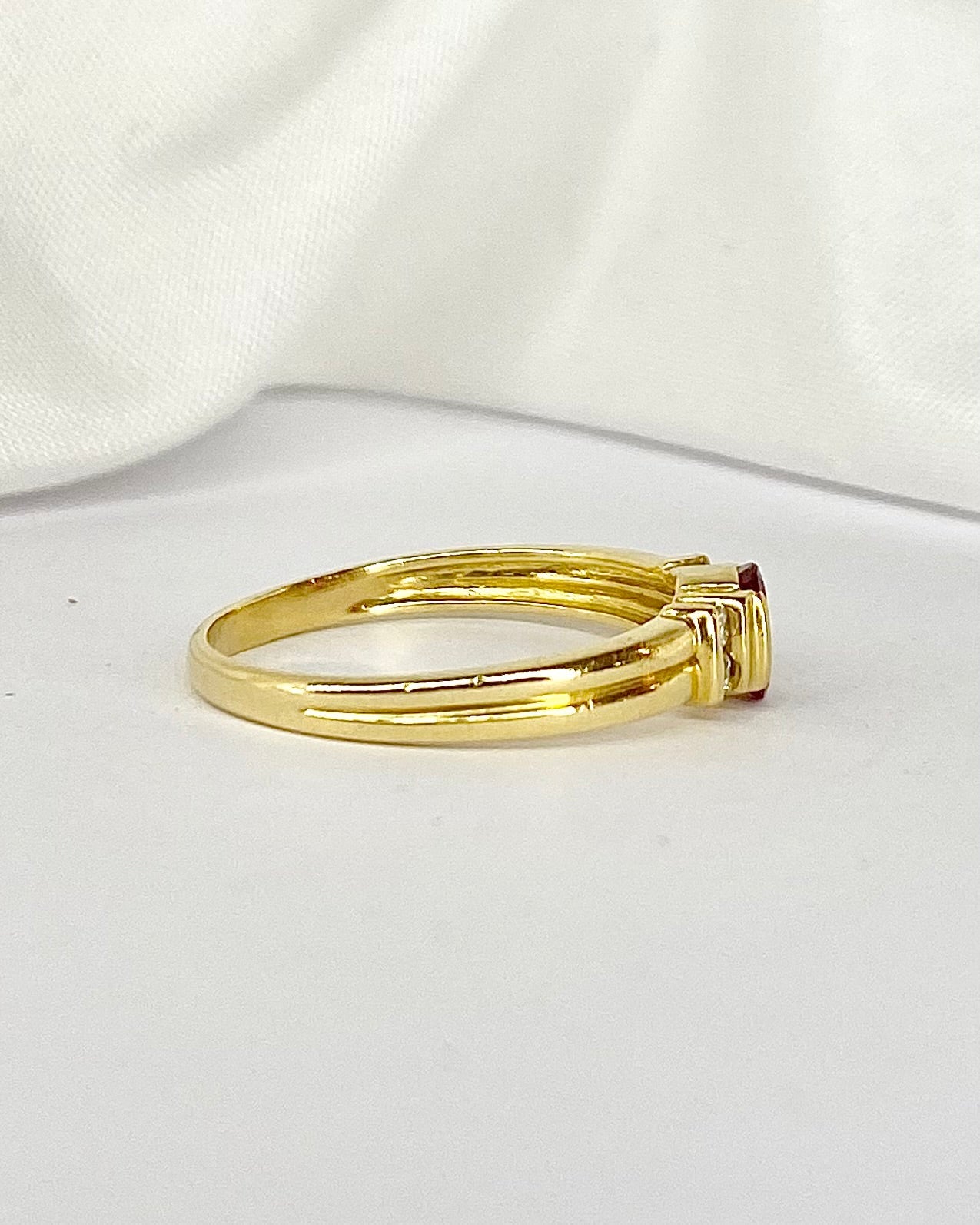 Bague Trilogie Rubis 0.30 carat &amp; 4 Diamants "Chiara" - Elliade Paris