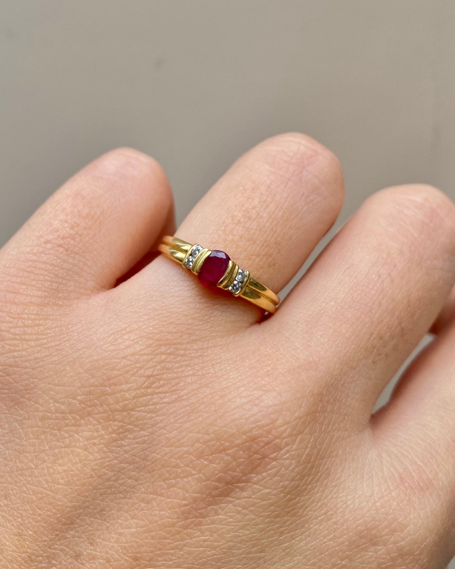 Bague Trilogie Rubis 0.30 carat &amp; 4 Diamants &quot;Chiara&quot; - Elliade Paris