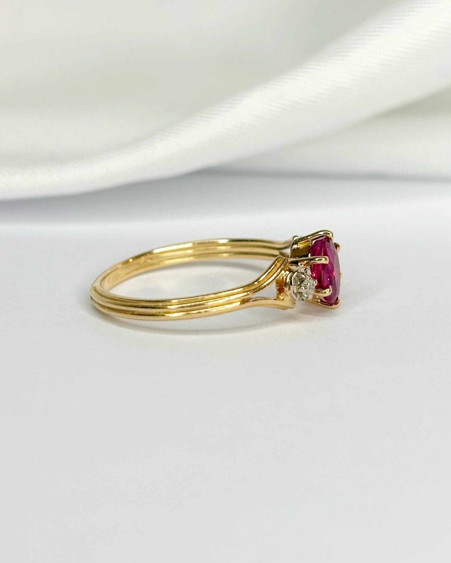Bague Trilogie Rubis 0.38 carat &amp; Diamants "Alia" - Elliade Paris