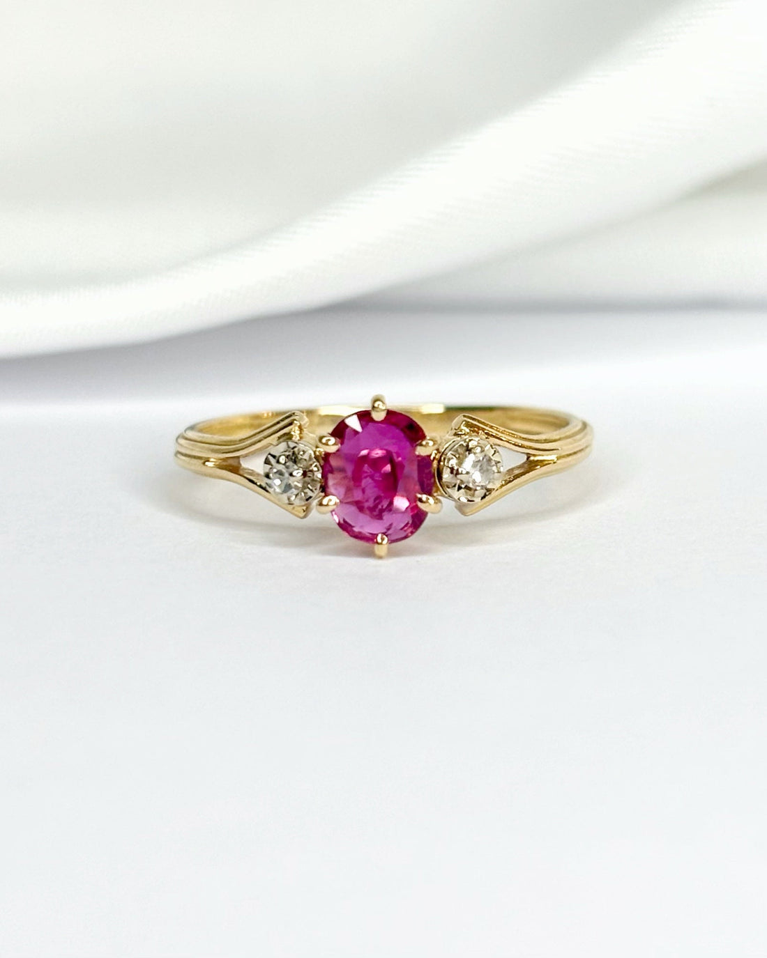 Bague Trilogie Rubis 0.38 carat &amp; Diamants "Alia" - Elliade Paris